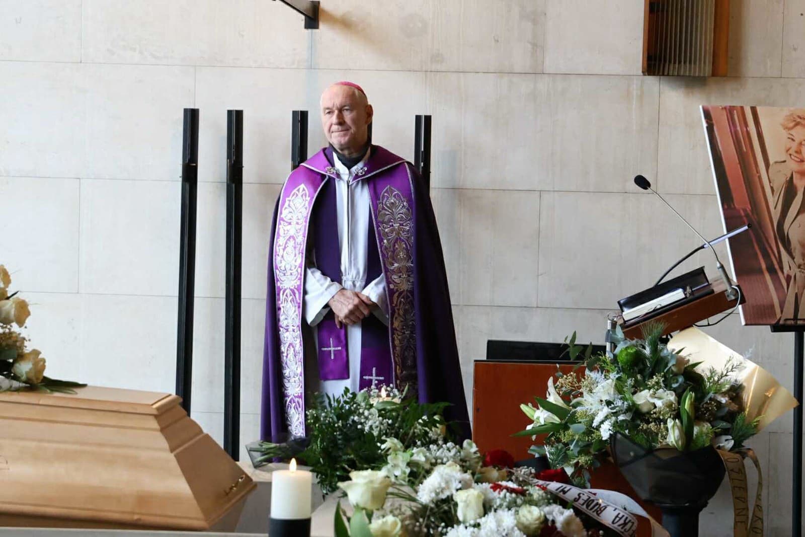 Pohreb Oľgy Feldekovej, arcibiskup Róbert Bezák