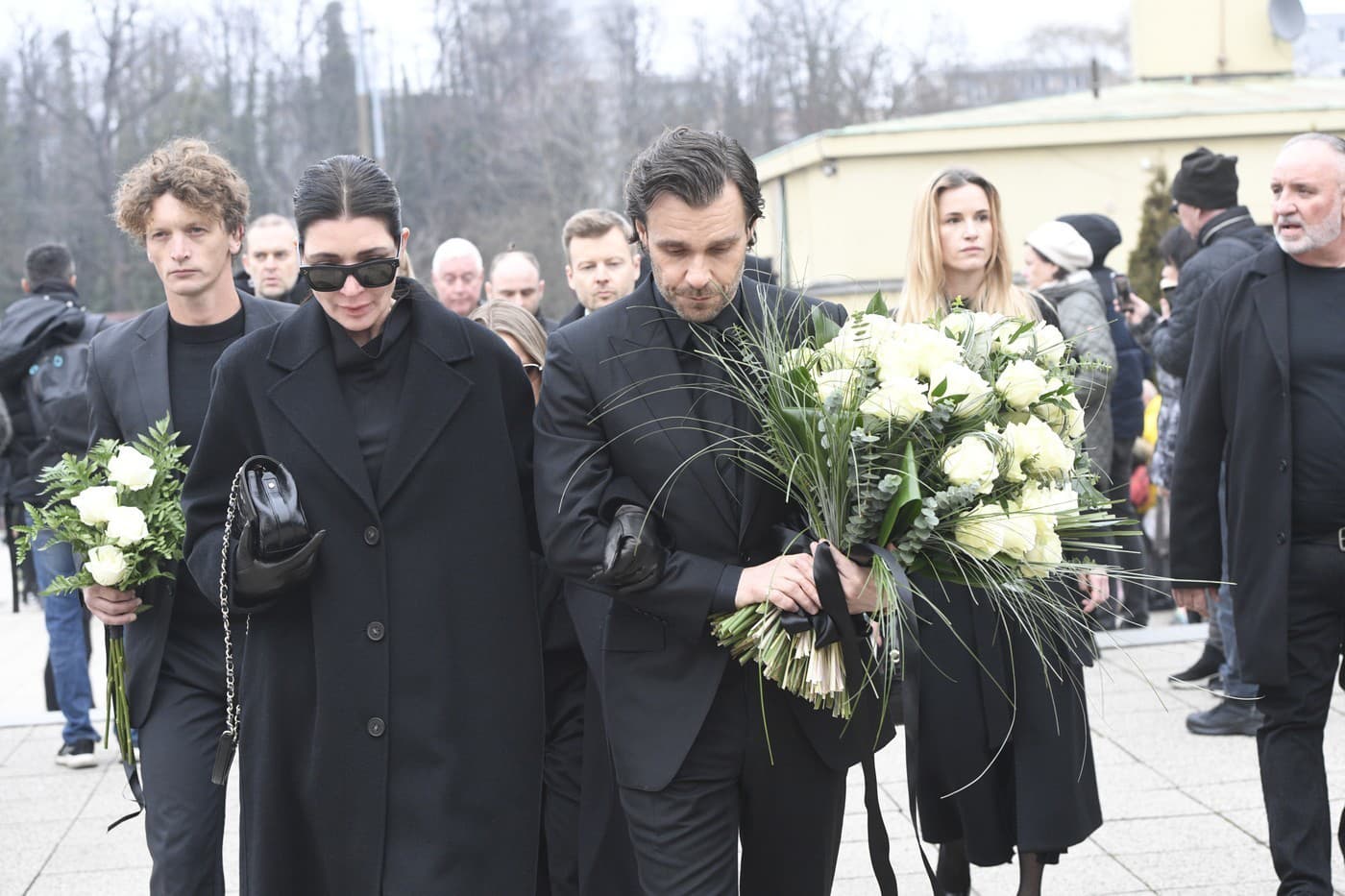 Leoš Mareš s manželkou Monikou na pohrebe Patrika Hezuckého