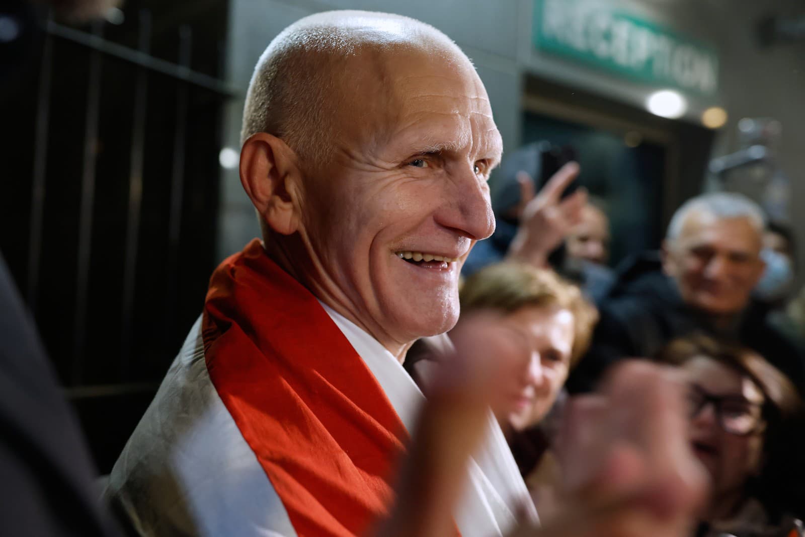 Bieloruský nositeľ Nobelovej ceny za mier Ales Biaľacký, jeden z prepustených väzňov, sa usmieva počas príchodu na americké veľvyslanectvo v litovskej metropole Vilnius.