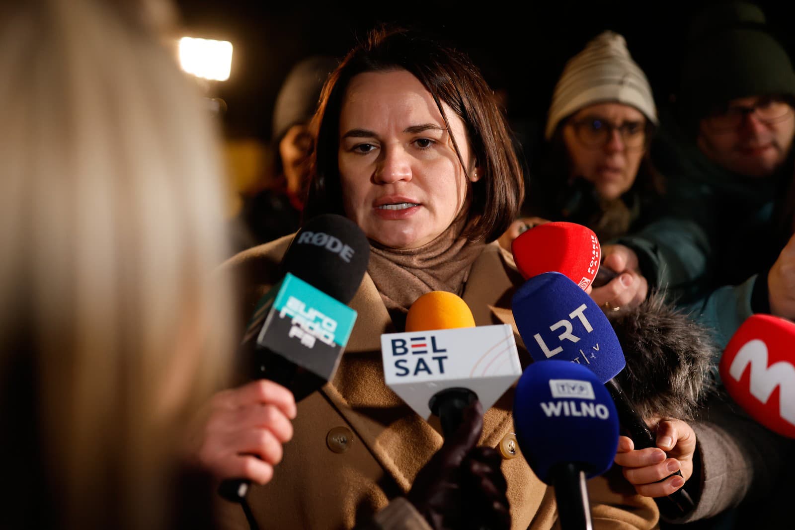 Bieloruská opozičná líderka Sviatlana Cichanovská odpovedá na otázky novinárov pred prepustením bieloruských politických väzňov.