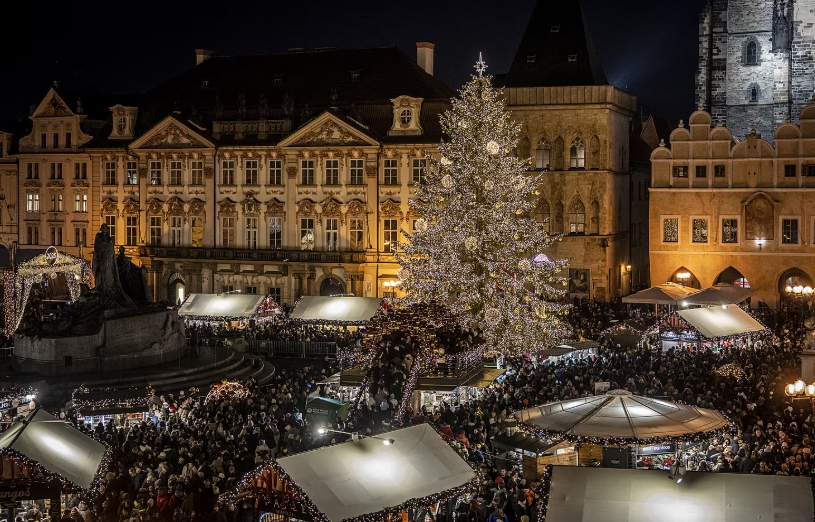 Vianočný stromček v hlavnom meste Českej republiky.