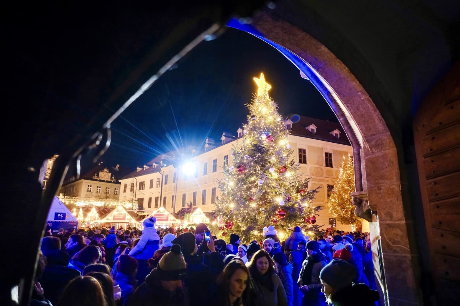 Aj v Bratislave už žiari vianočný stromček.