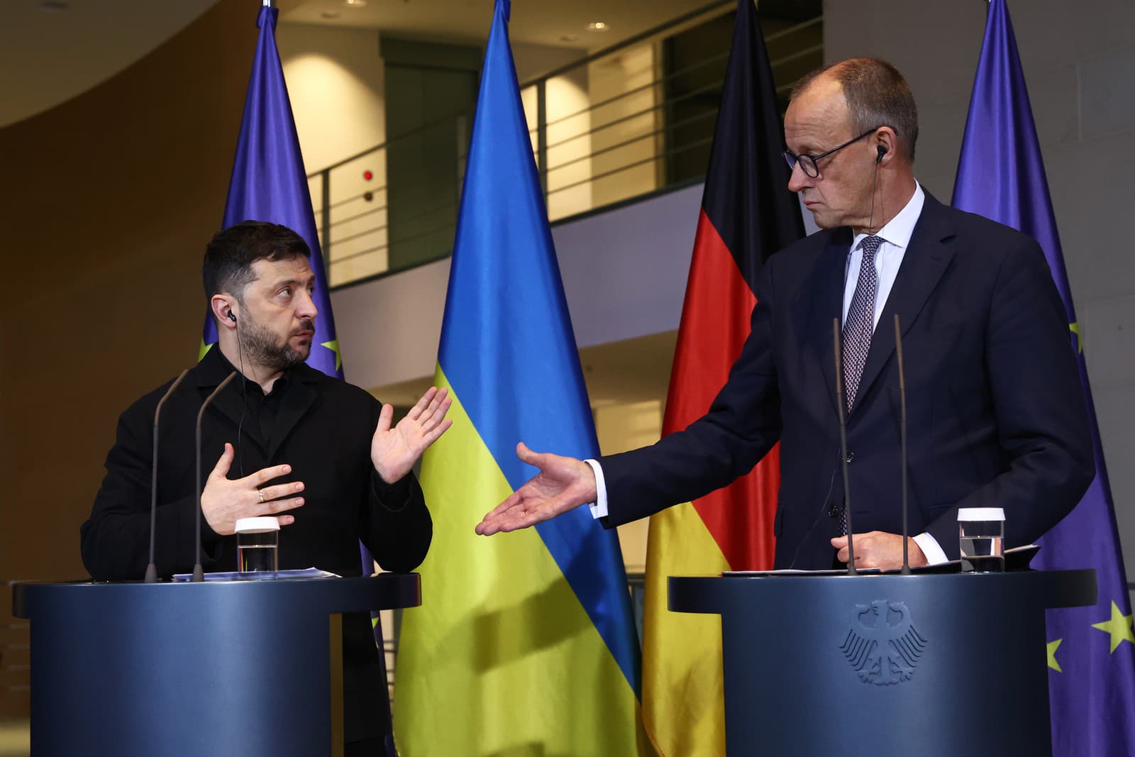 Nemecký kancelár Friedrich Merz (vpravo) a ukrajinský prezident Volodymyr Zelenskyj vystupujú pred médiami na tlačovej konferencii v kancelárii v Berlíne.