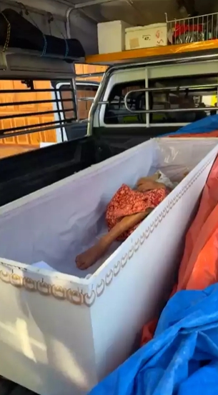 Slabé klopanie z rakvy zastavilo kremáciu.