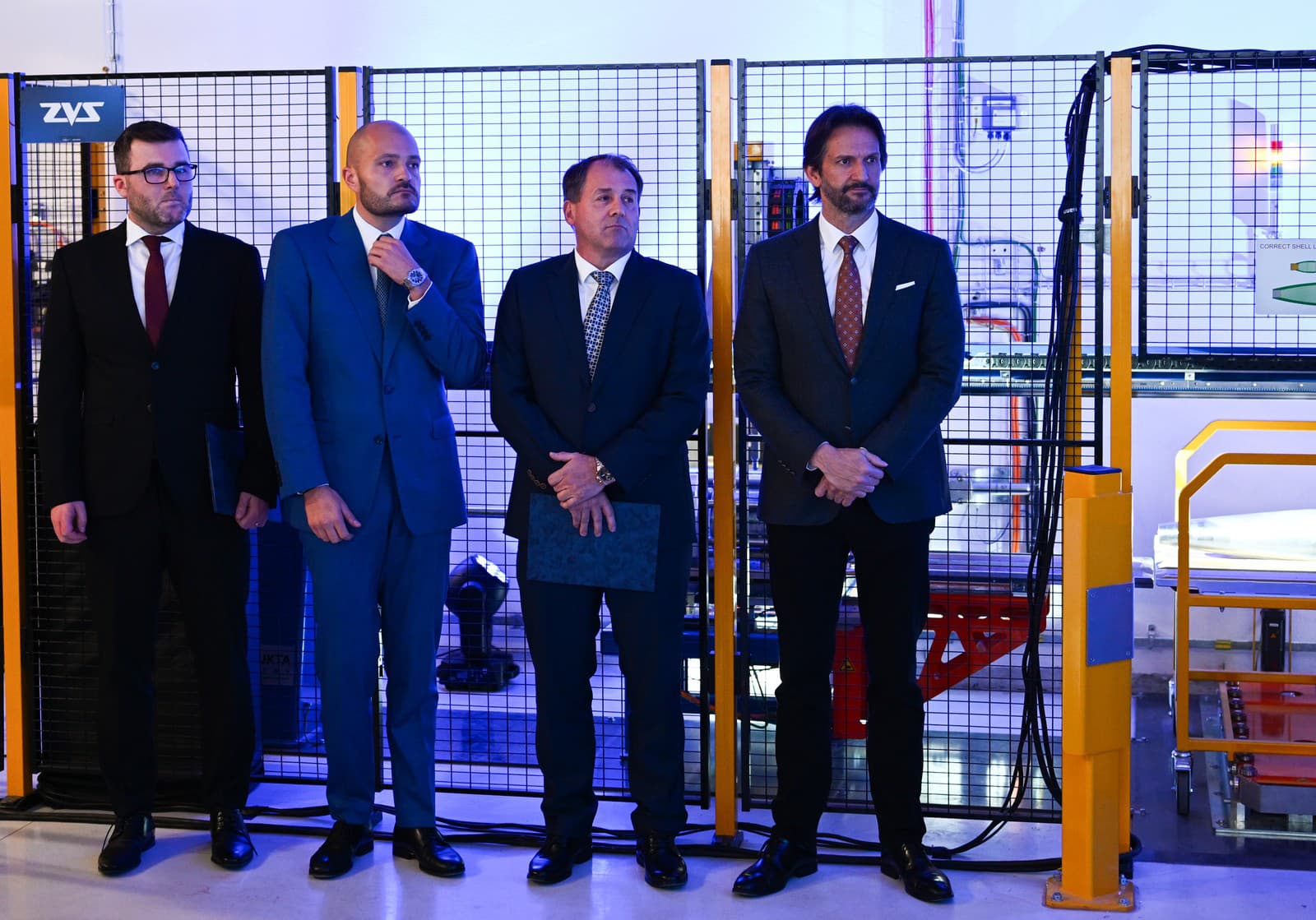 sprava minister obrany Slovenskej republiky Robert Kaliňák (SMER - SD), generálny riaditeľ MSM Marián Goga a predseda predstavenstva Czechoslovak Group Michal Strnad a generály riaditeľ ZVS Holding Jakub Krchňavý