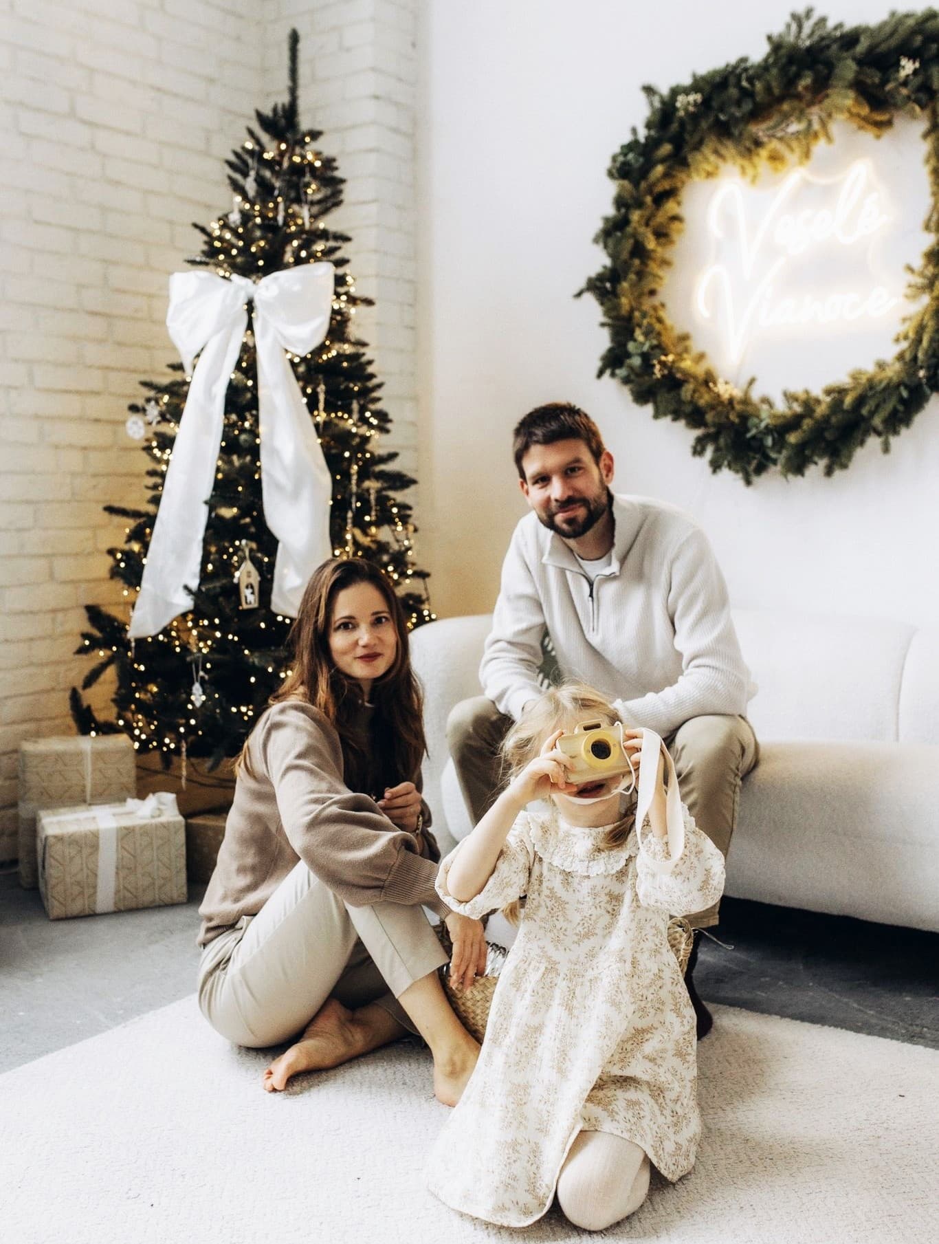 Rodina Šimečkovcov pokope - Soňa Ferienčíková, Michal Šimečka a ich malá dcérka Táňa.