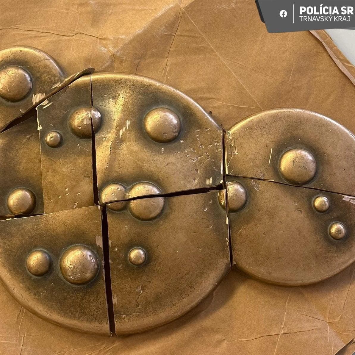 Muž ukradol reliéfy, odviezol