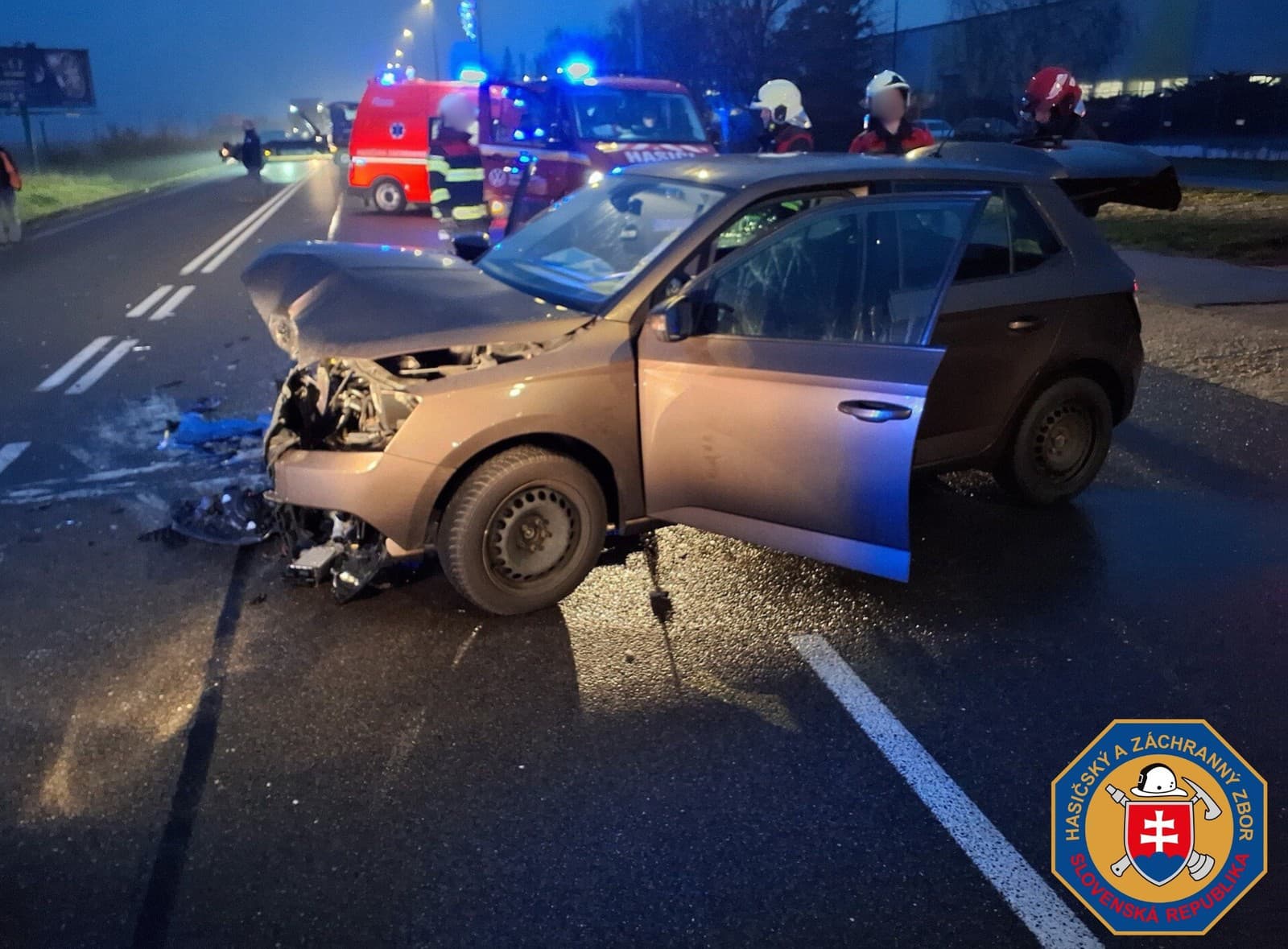 V jednom z vozidiel zostala zakliesnená osoba