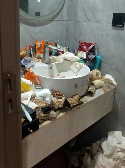 Hosť zanechal izbu v hroznom stave.