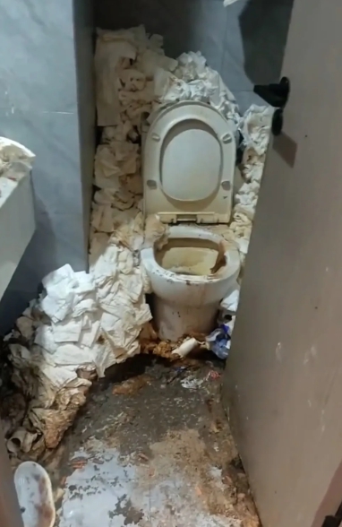 Hosť zanechal izbu v hroznom stave.