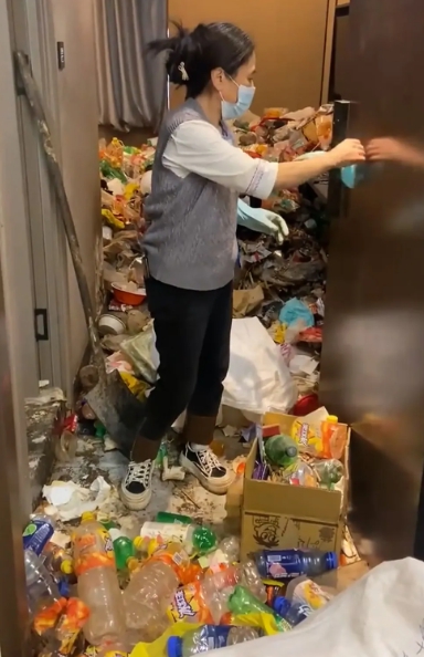 Hosť zanechal izbu v hroznom stave.