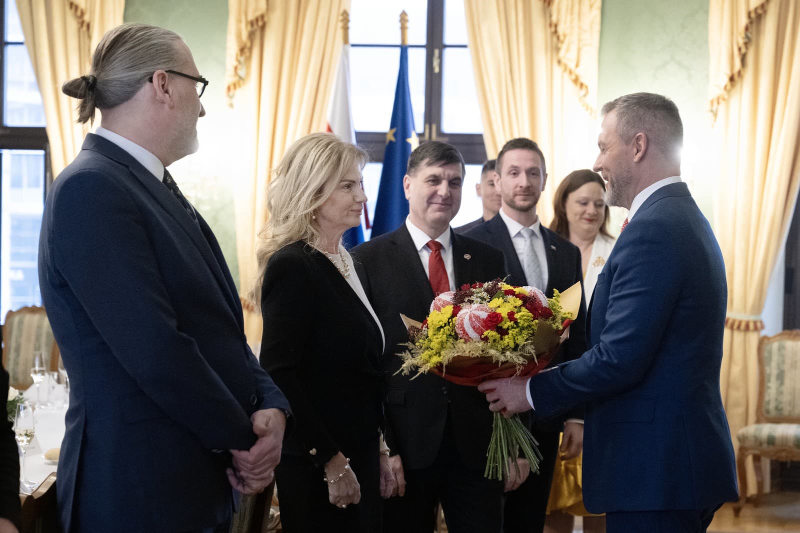 Na snímke prezident SR Peter Pellegrini (vpravo) víta europoslancov počas pracovného obedu s poslancami Európskeho parlamentu (EP) v Prezidentskom paláci.