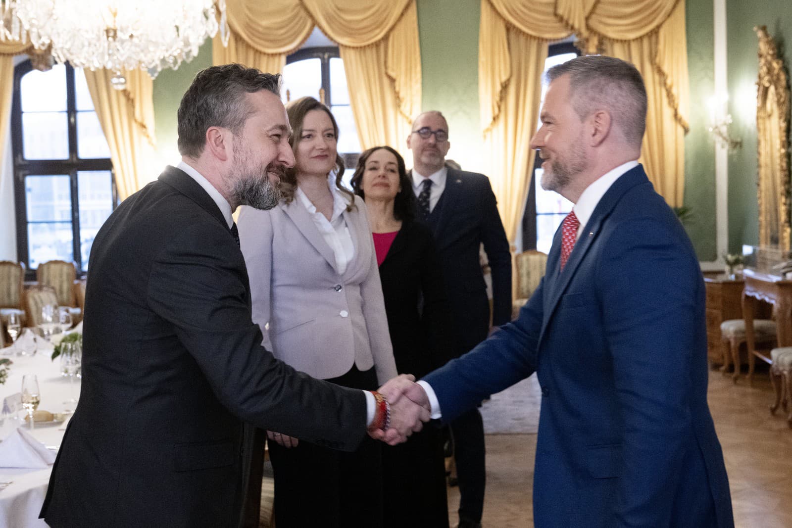Na snímke prezident SR Peter Pellegrini (vpravo) víta europoslancov počas pracovného obedu s poslancami Európskeho parlamentu (EP) v Prezidentskom paláci.