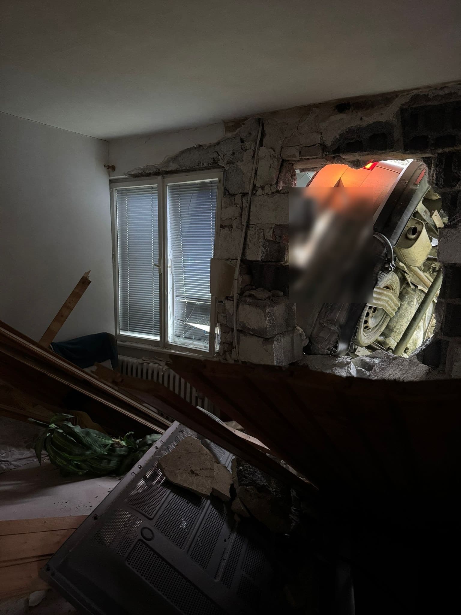 Opitý vodič v Gbeľanoch vletel s autom do rodinného domu. 