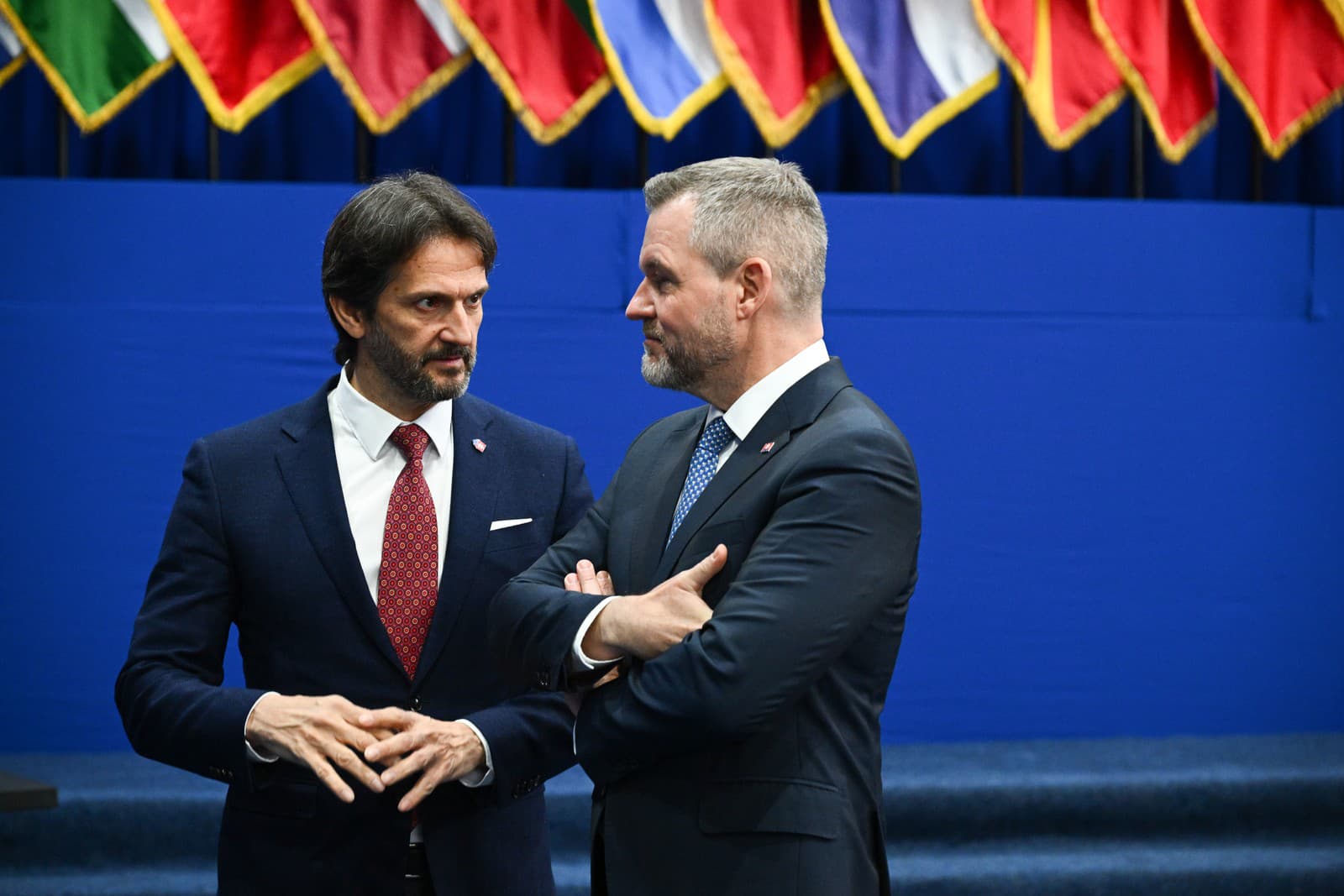 sprava prezident SR Peter Pellegrini, podpredseda vlády SR a minister obrany SR Robert Kaliňák (SMER-SD) počas oficiálnej návštevy na vojenskej základni Camp Film City v Kosove