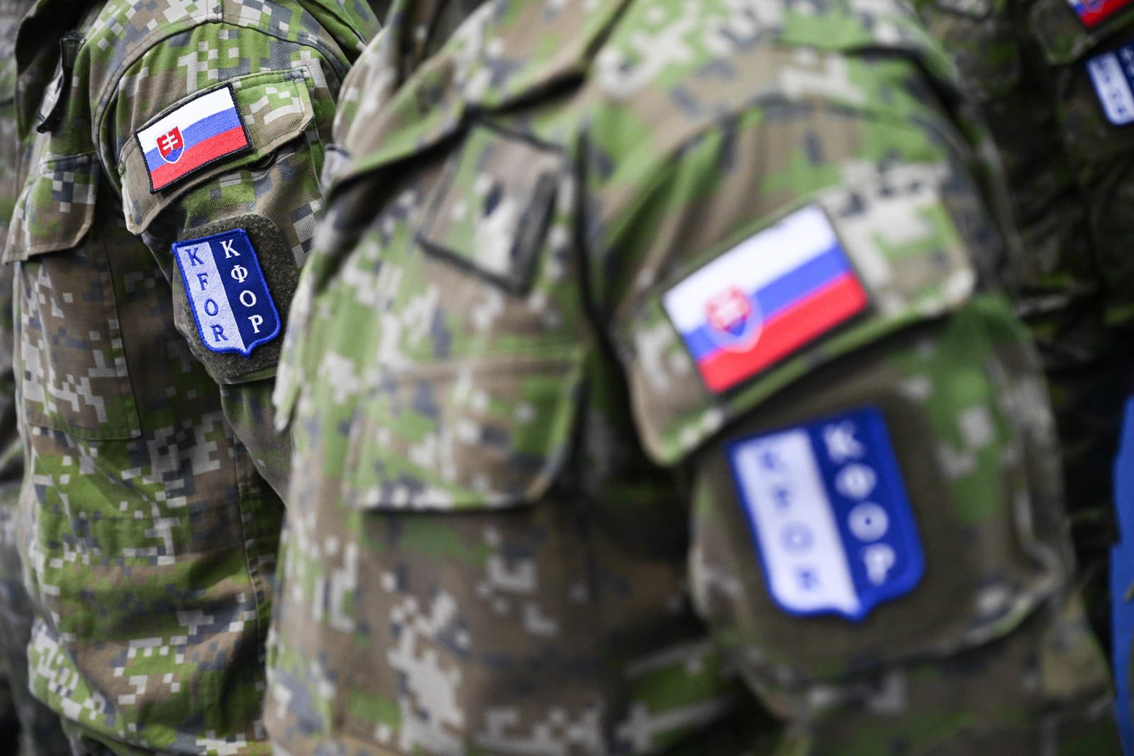 slovenskí vojaci v jednotke KFOR počas oficiálnej návštevy prezidenta SR na vojenskej základni Camp Film City v Kosove