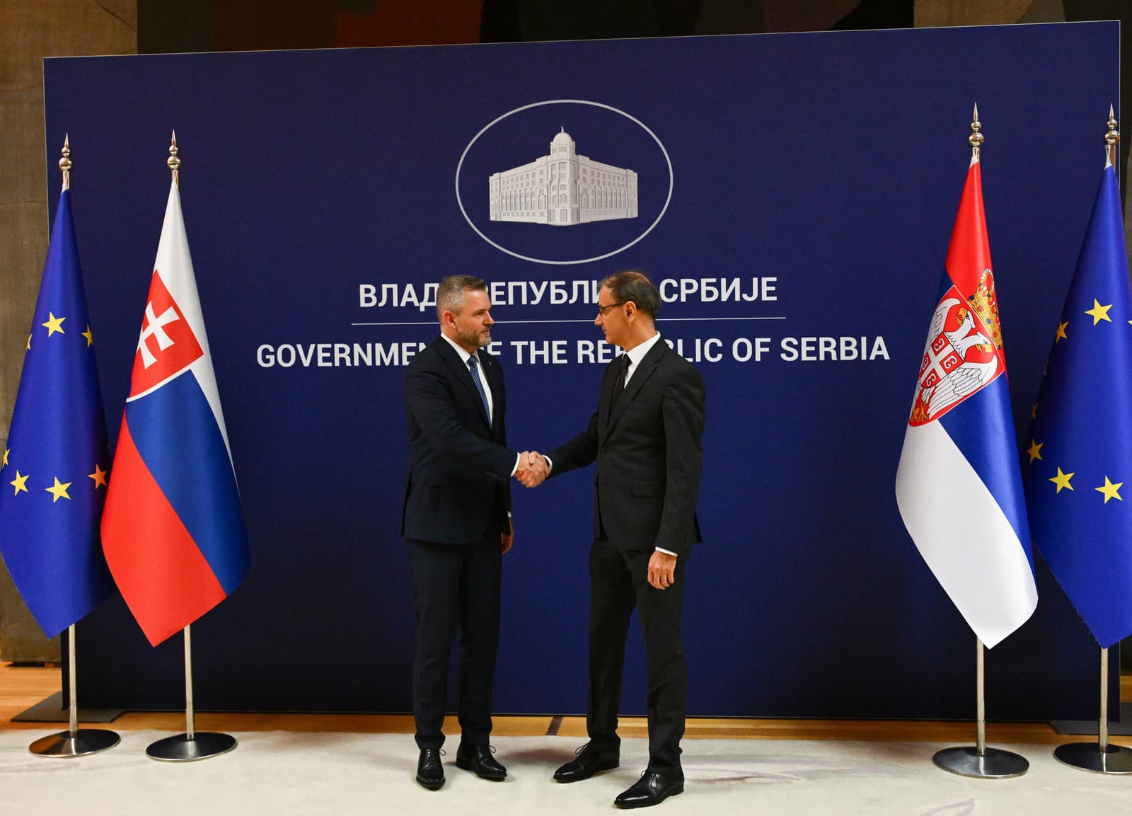 Na snímke zľava prezident SR Peter Pellegrini a predseda vlády Srbskej republiky Djuro Macut počas stretnutia v Paláci Srbska v Belehrade v Srbsku v rámci oficiálnej návštevy v nedeľu 21. decembra 2025.