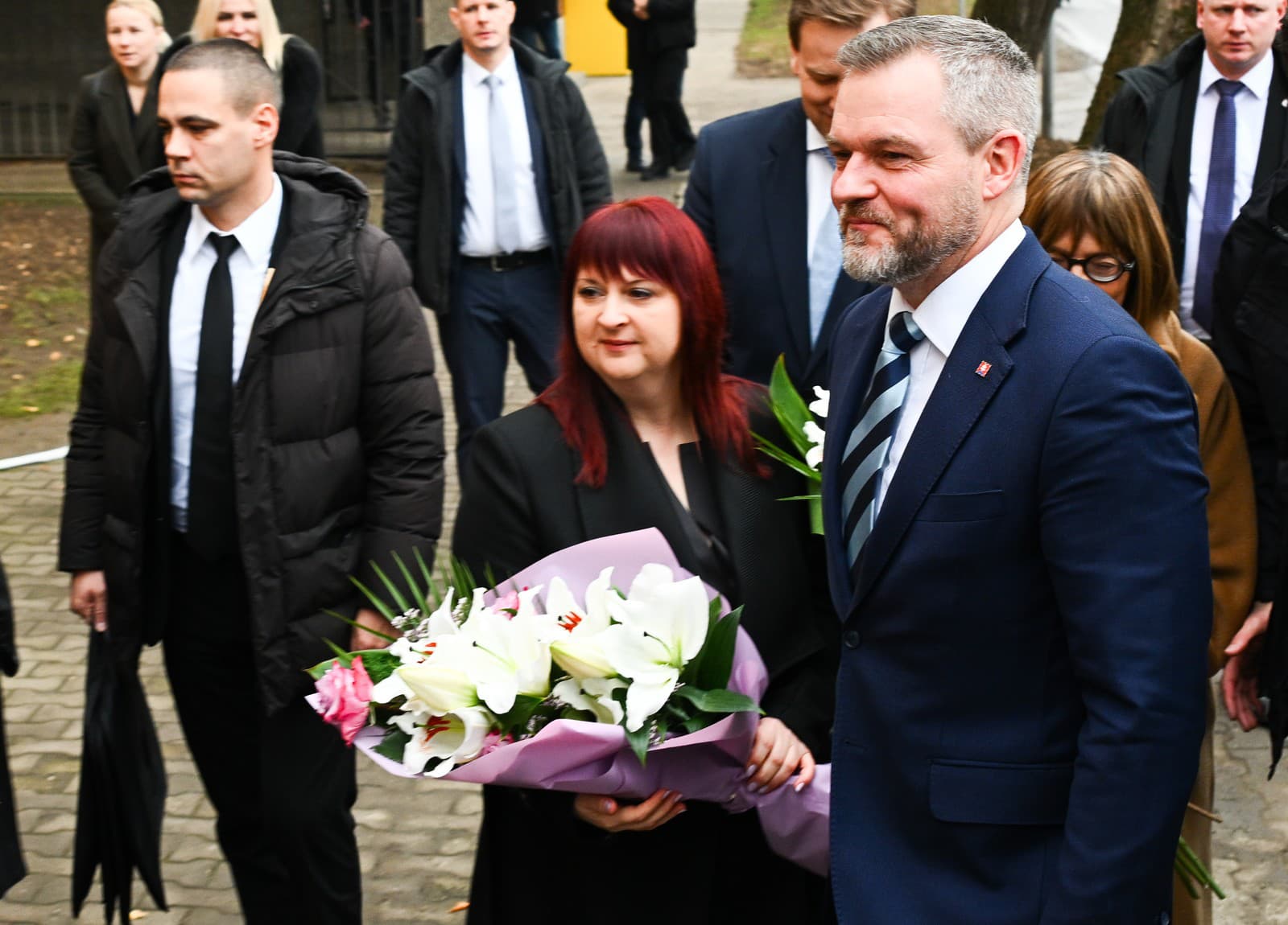 Na snímke sprava prezident SR Peter Pellegrini a predsedníčka obce (starostka) Báčskeho Petrovca Viera Krstovská počas privítacieho ceremoniálu v Báčskom Petrovci v Srbsku v pondelok 22. decembra 2025, kde so srbským prezidentom Aleksandarom Vučićom navštívia slovenskú komunitu v Srbsku.