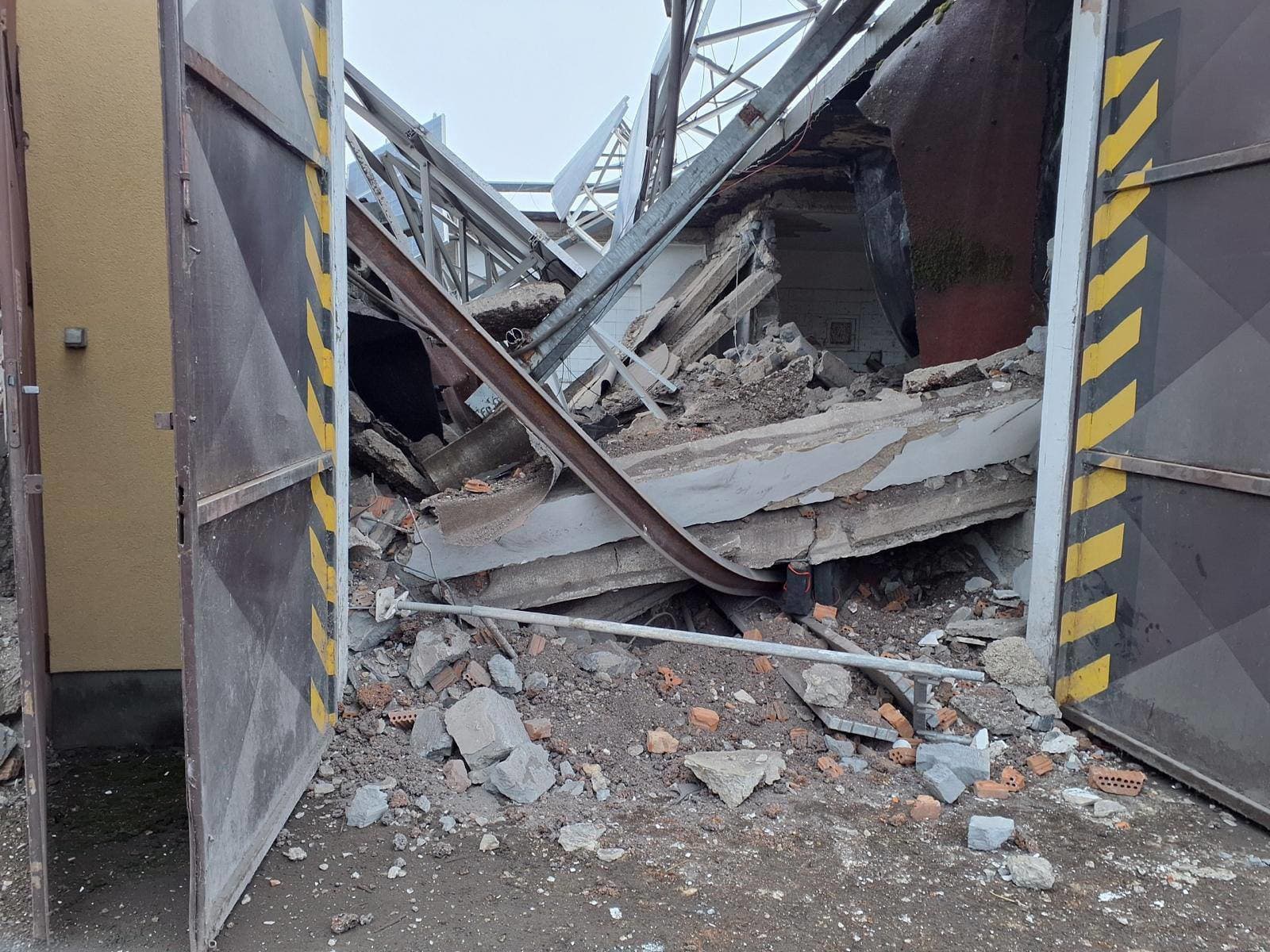 Pri páde strechy zomreli traja ľudia.