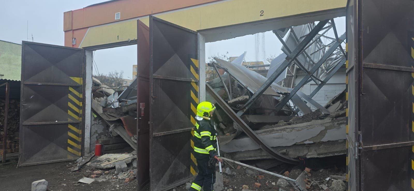 Pri páde strechy zomreli traja ľudia.