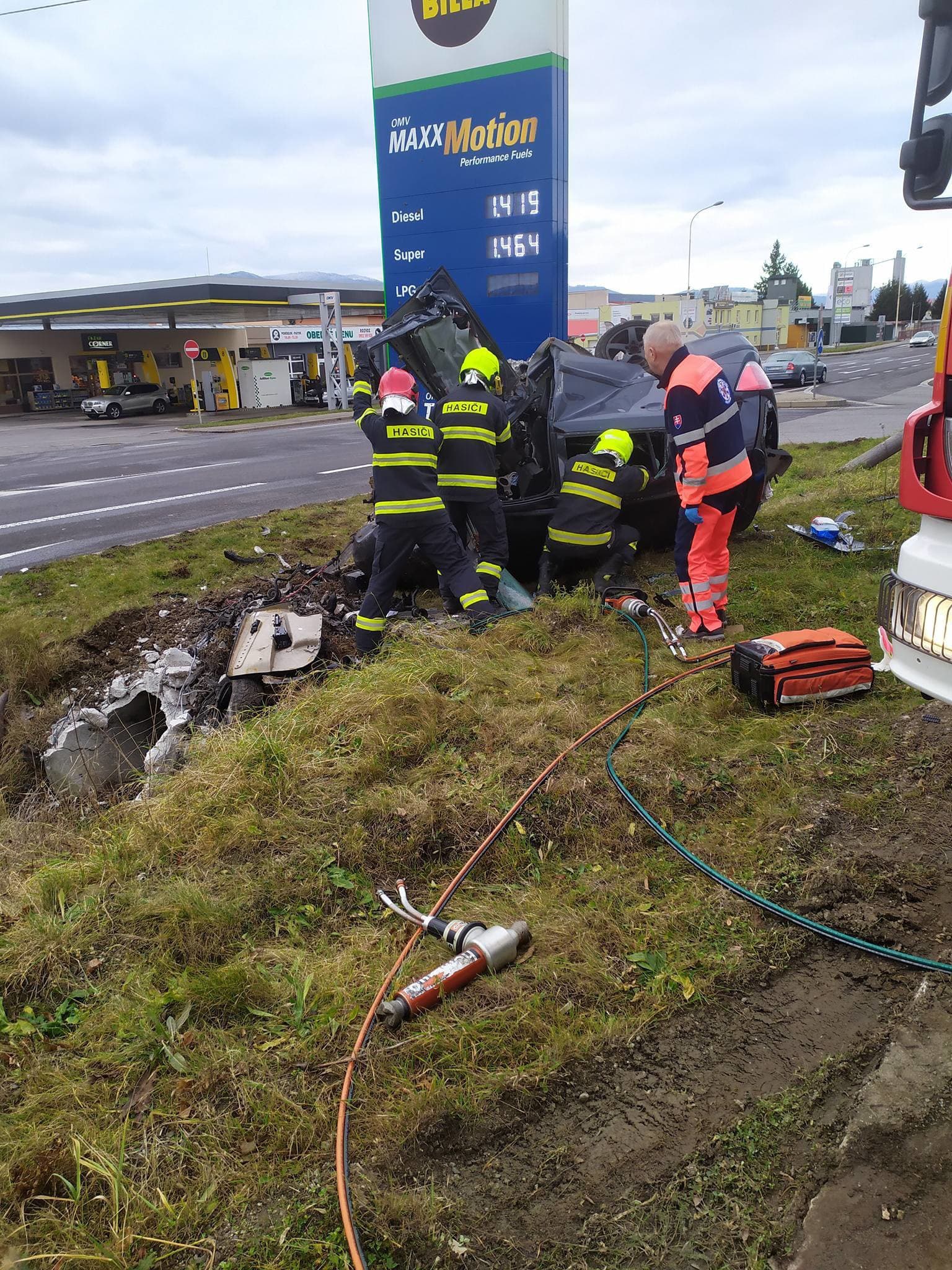 Auto zostalo po nehode úplne zdemolované.