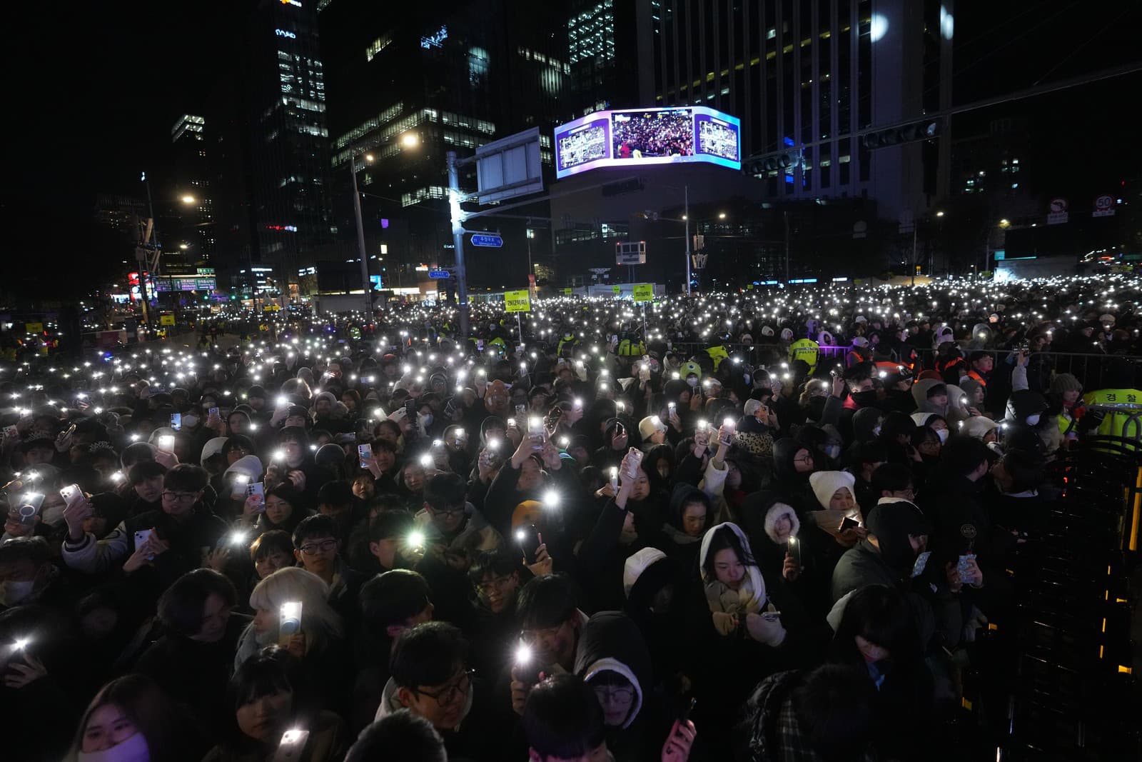 Ľudia sa zhromažďujú pred odpočítavaním do nového roka pred pavilónom Bosingak, kde sa v Soule každoročne koná slávnostné zvonenie zvonov na oslavu nového roka.
