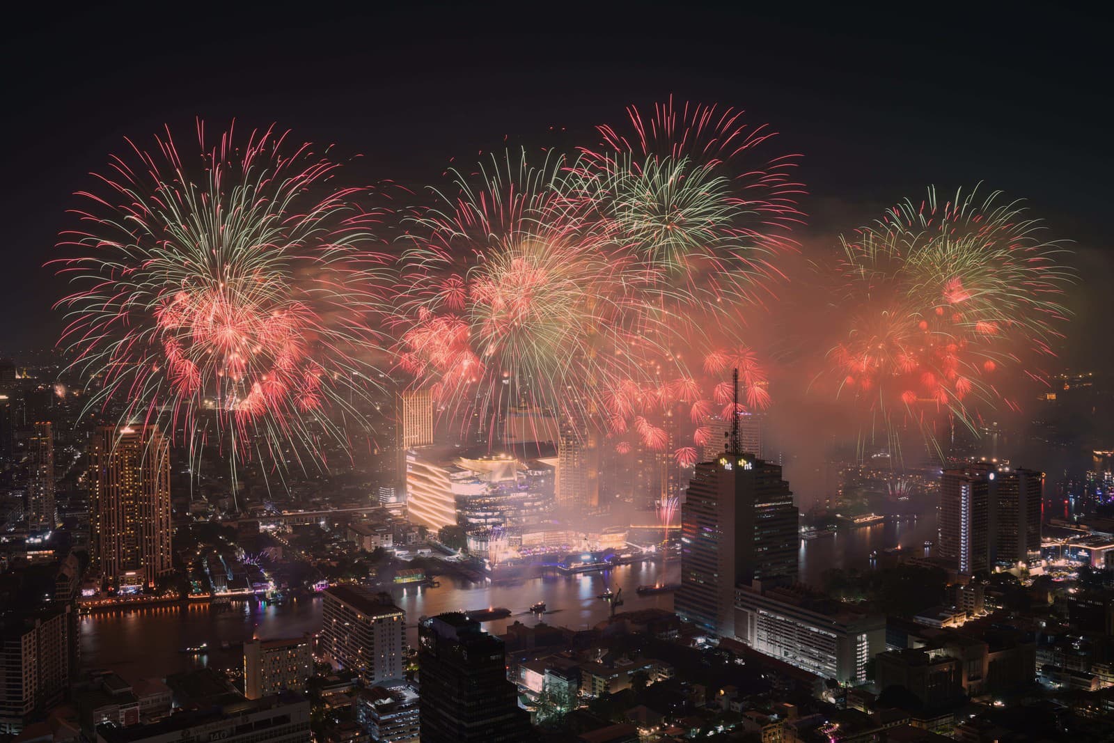 Ohňostroj nad riekou Chao Phraya počas osláv Nového roka v Bangkoku, Thajsko.