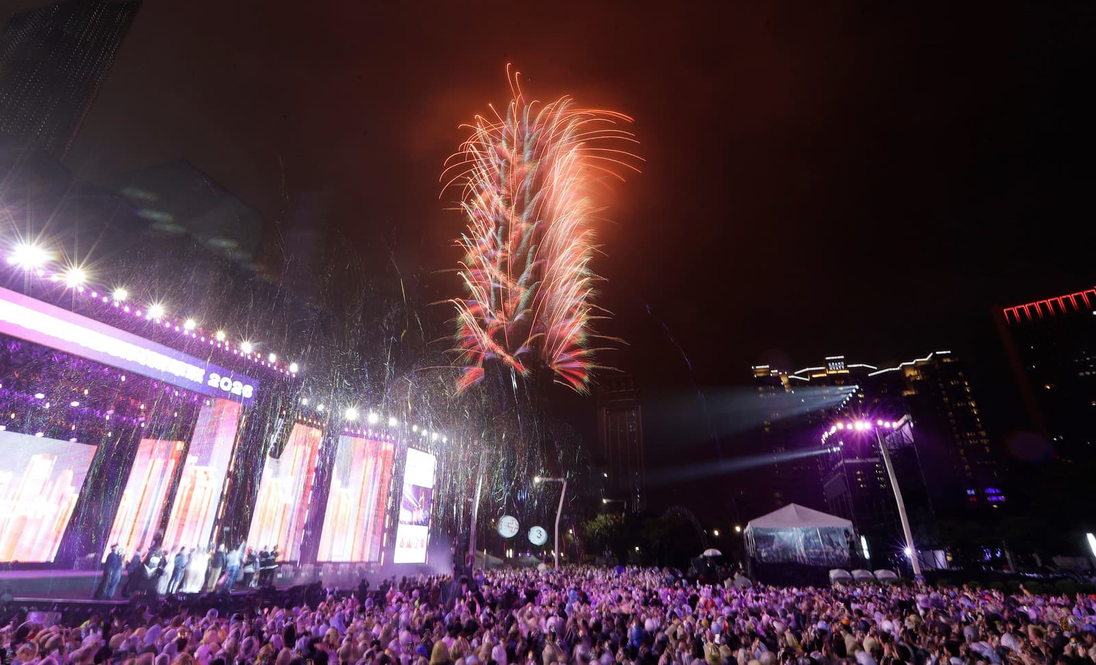 Ohňostroj exploduje z mrakodrapu Tchaj-pej 101 počas osláv Nového roka v taiwanskom Tchaj-peji.