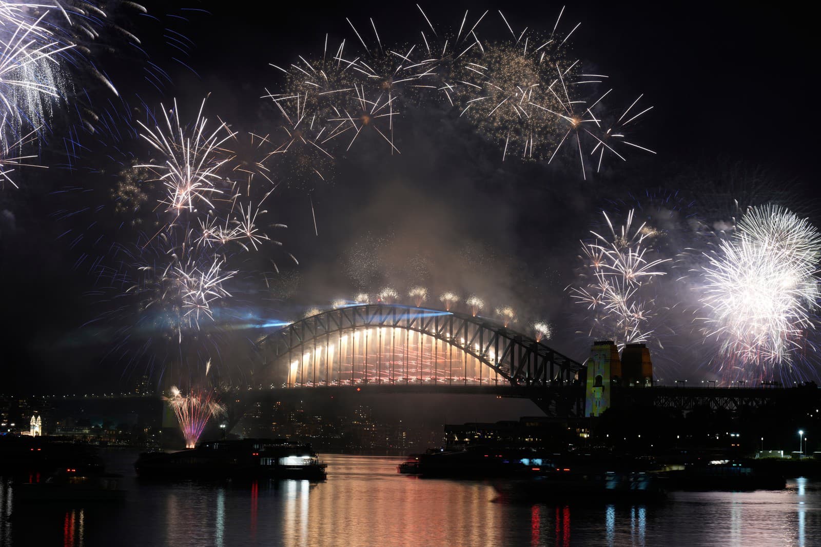Ohňostroj exploduje nad mostom Harbour Bridge (Prístavný most) počas osláv Nového roka v Sydney.