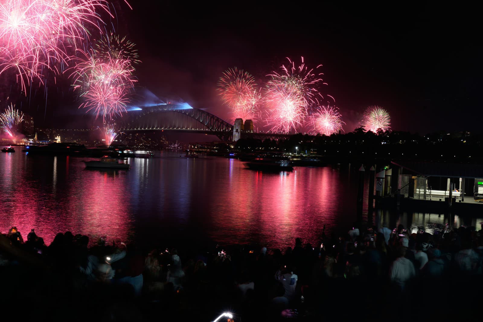 Ohňostroj exploduje nad mostom Harbour Bridge (Prístavný most) počas osláv Nového roka v Sydney.