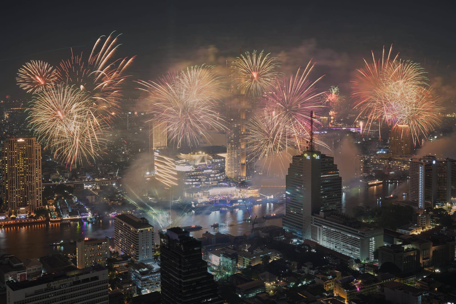 Ohňostroj exploduje nad riekou Čhauphrajá počas osláv Nového roka v thajskom Bangkoku.
