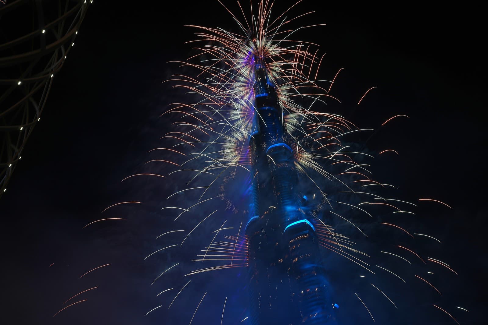 Ohňostroj exploduje z najvyššej budovy na svete Burdž chalífa počas osláv Nového roka v Dubaji