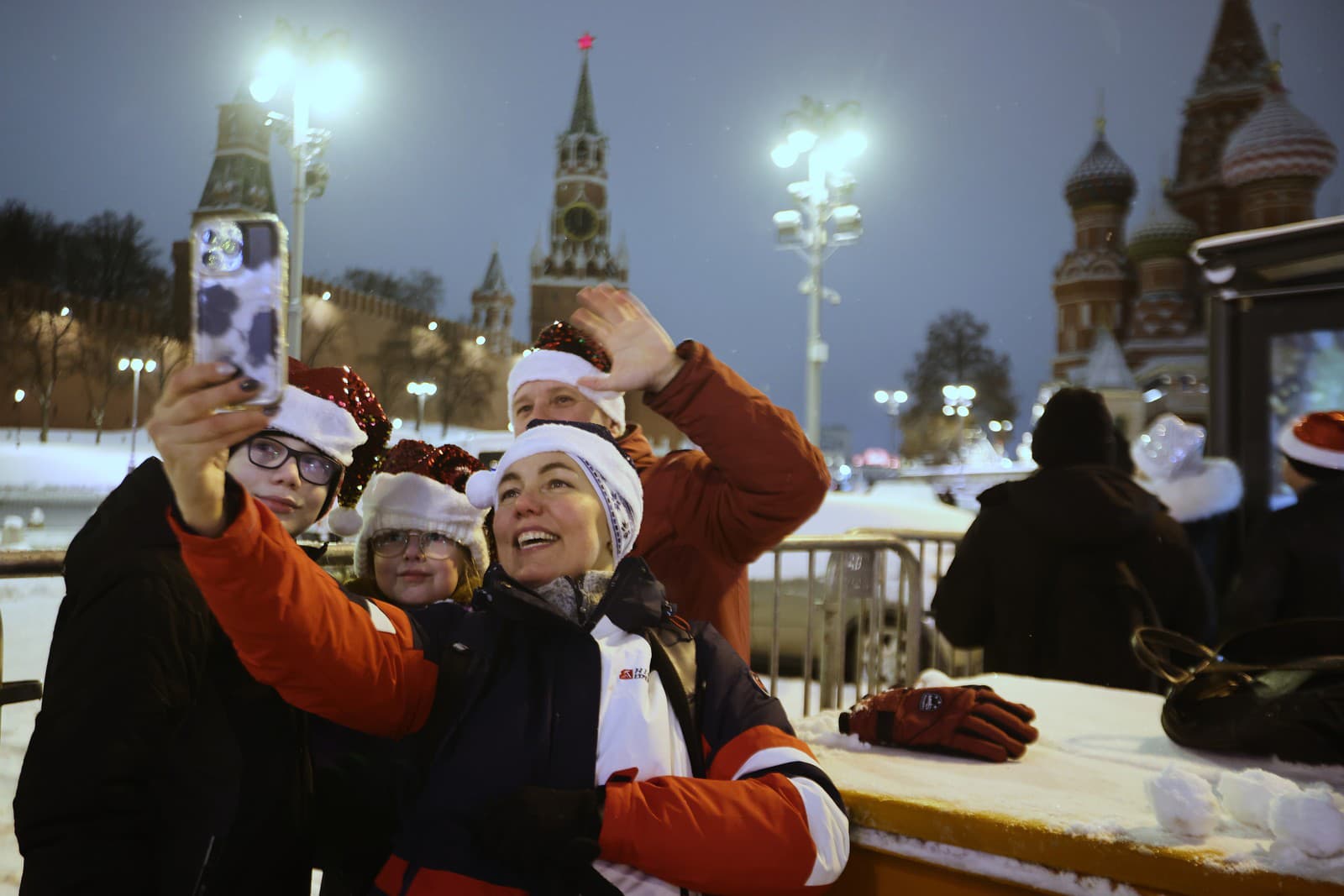 Ľudia počas osláv Nového roka na Červenom námestí v Moskve.