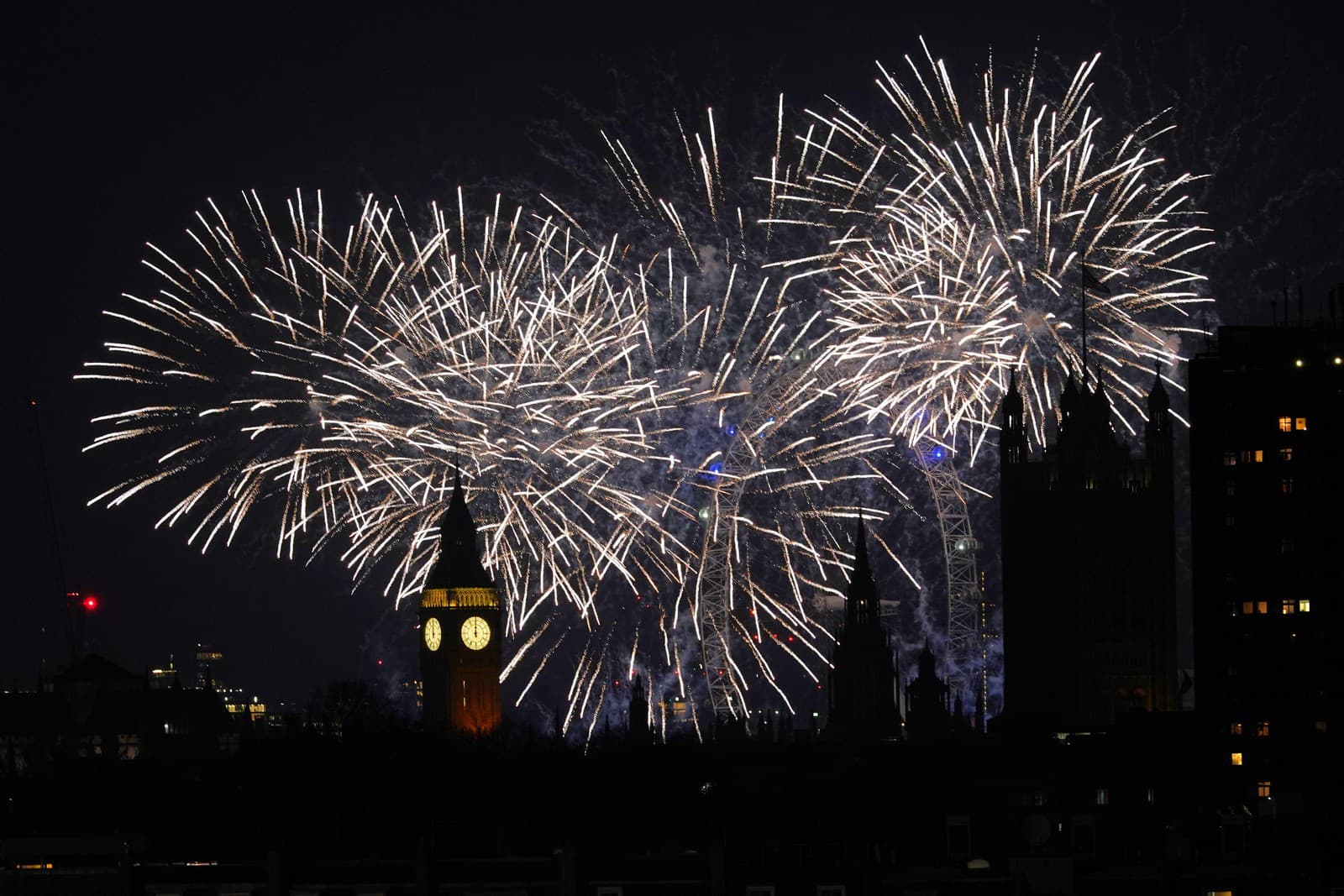 Ohňostroj počas osláv Nového roka v Londýne