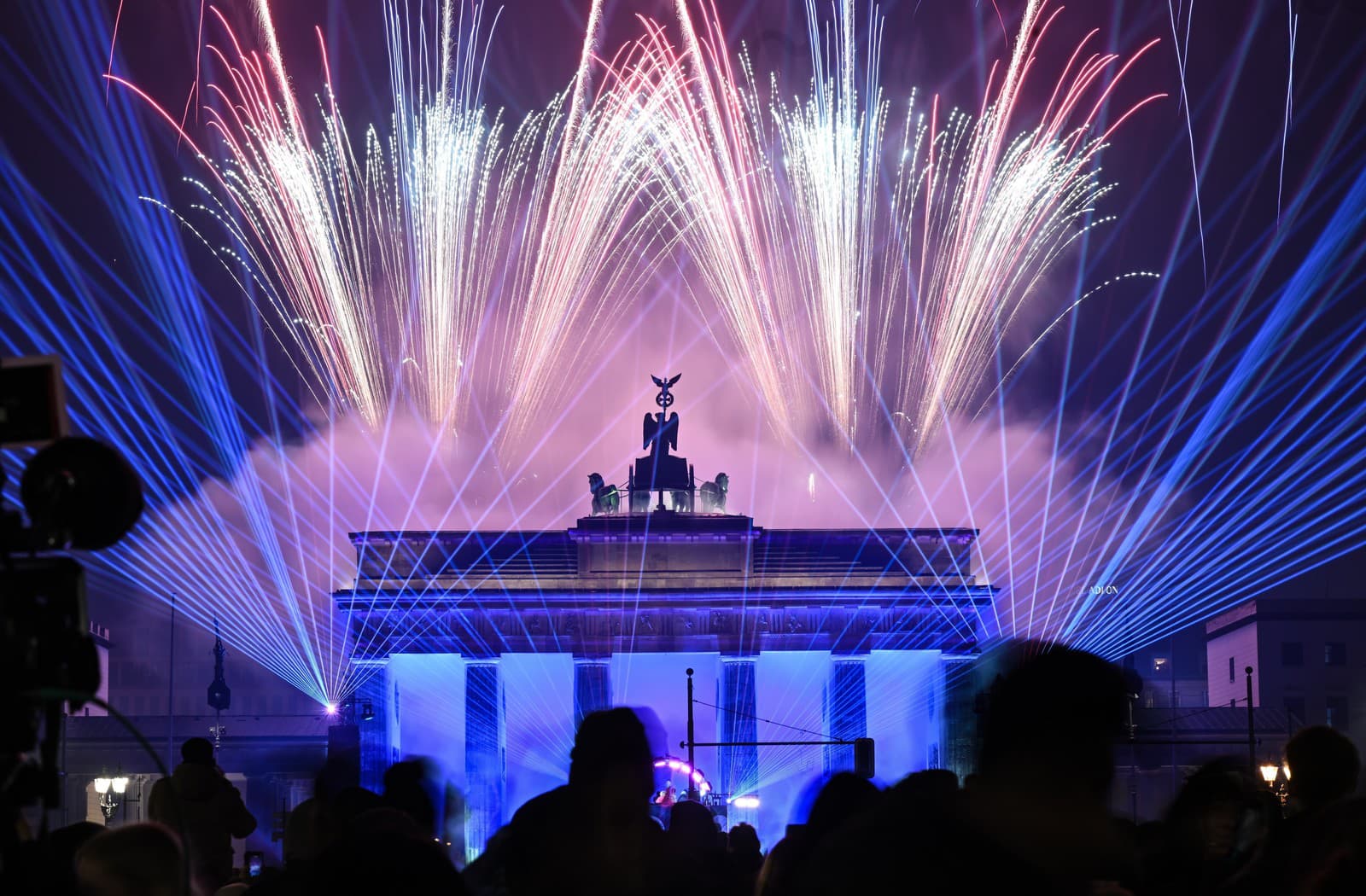 Ohňostroj počas osláv Nového roka v nemeckom Berlíne