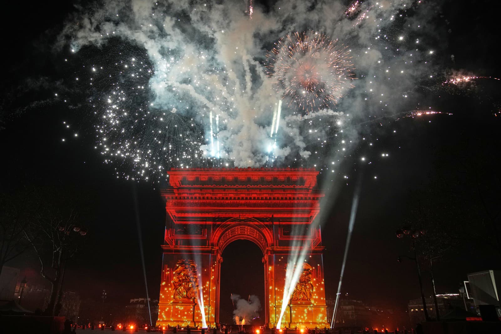 Ohňostroj počas osláv Nového roka vo francúzskom Paríži.