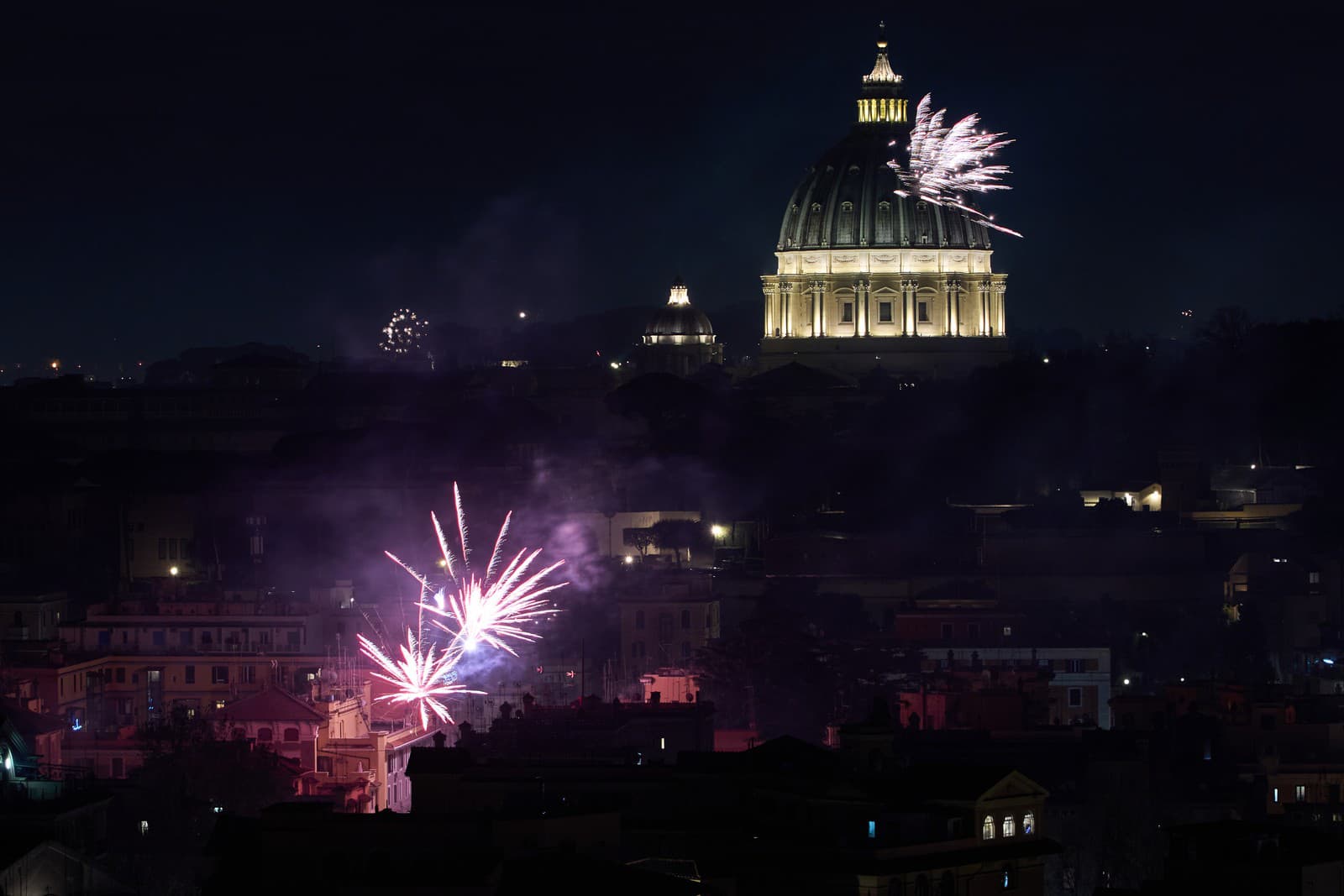 Ľudia oslavujú Silvestra v Ríme.