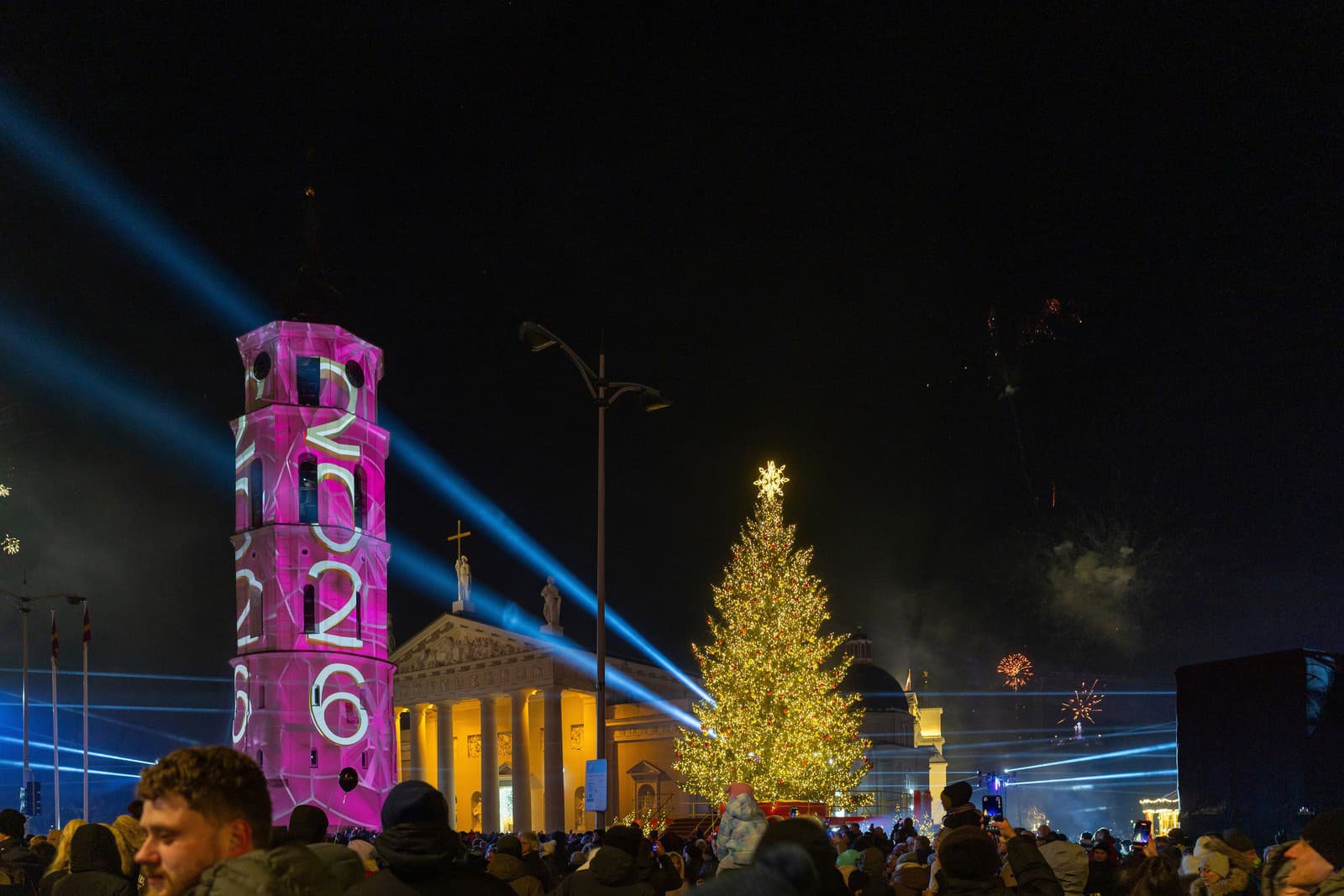 Ohňostroj počas osláv Nového roka v litovskom Vilniuse.