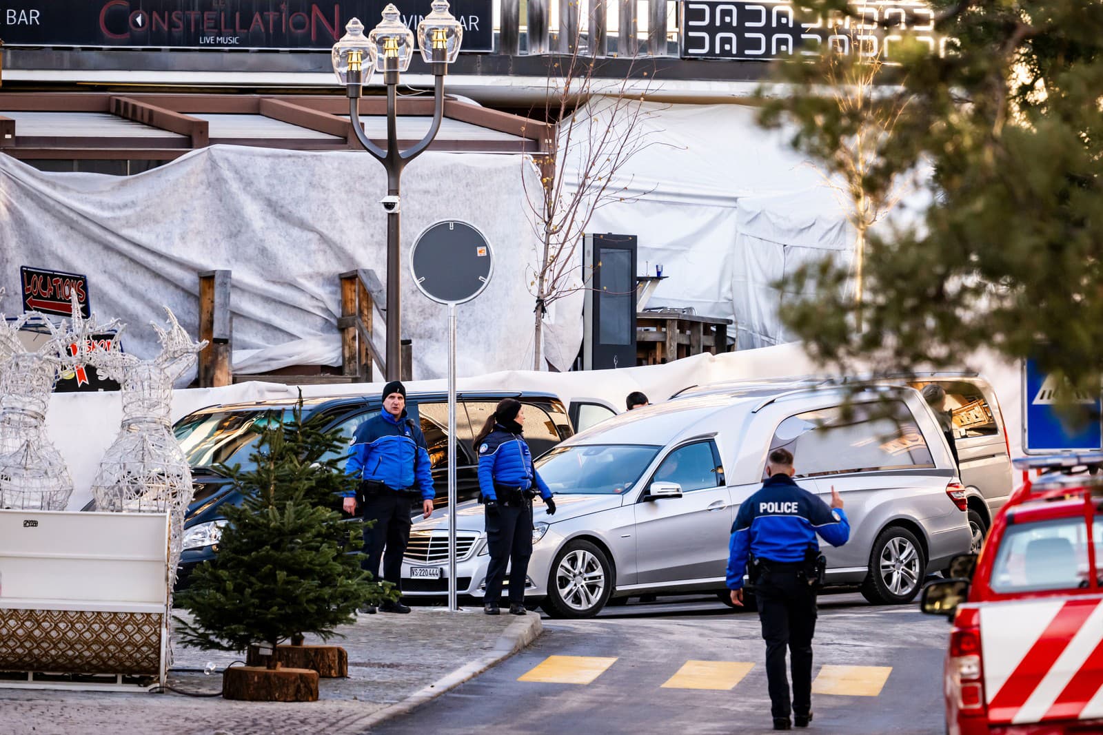 Policajti prehliadajú oblasť, kde počas oslavy Nového roka vypukol požiar v bare a salóniku Le Constellation v Crans-Montane vo Švajčiarsku.