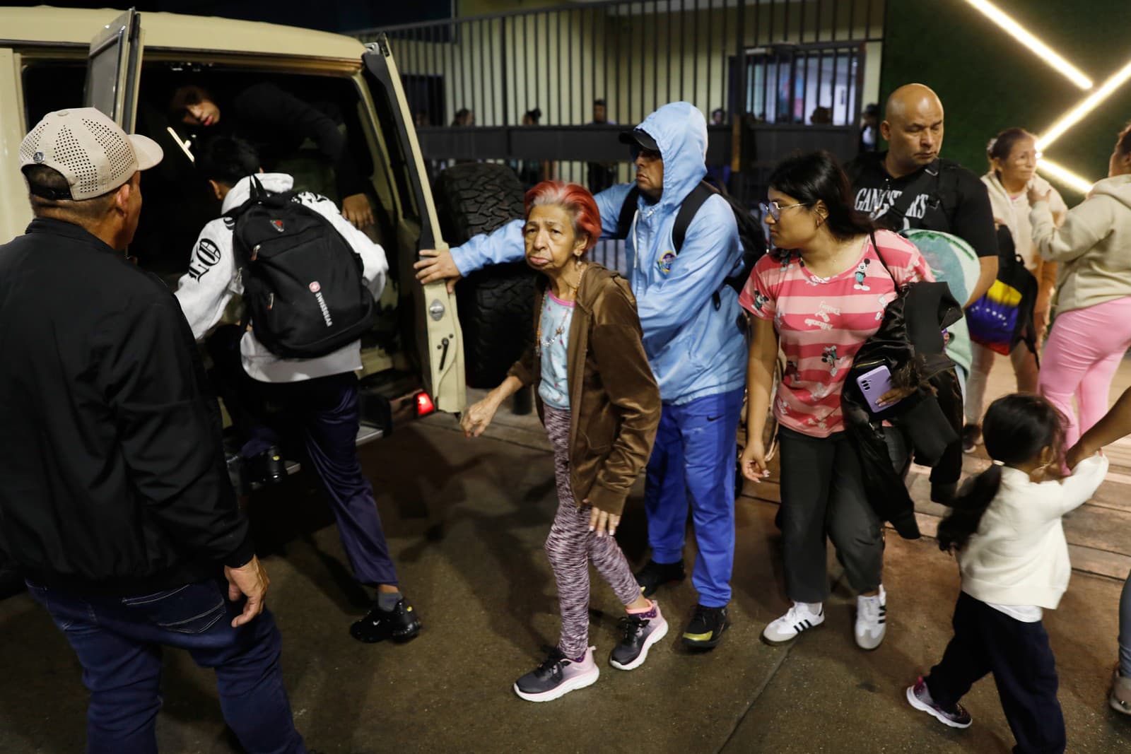 Evakuácia budovy neďaleko prezidentského paláca Miraflores po tom, čo bolo v sobotu v Caracase vo Venezuele počuť výbuchy a nízko letiace lietadlá