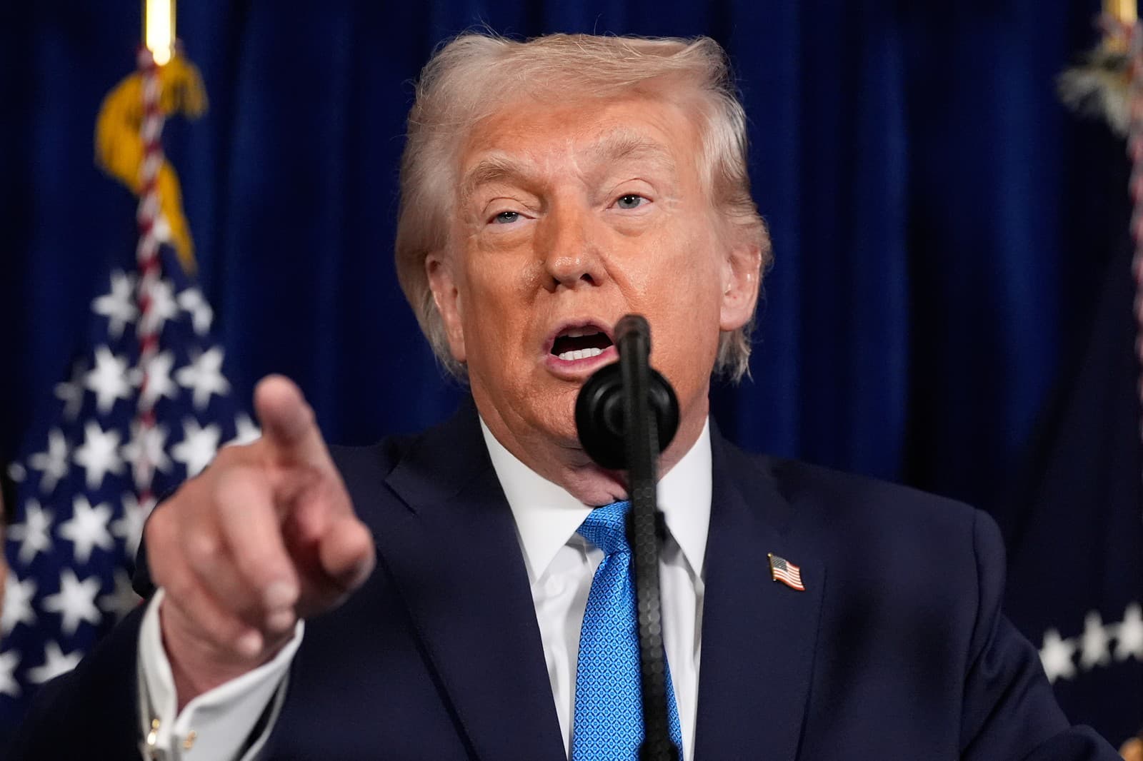 Donald Trump počas tlačovej konferencie