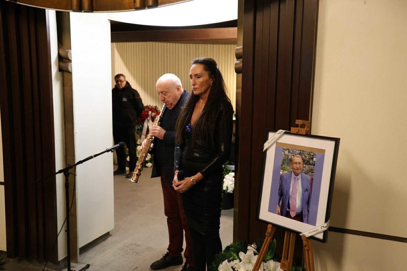 Pohreb otca klaviristu Richarda Rikkona, Pavla Rikkona.