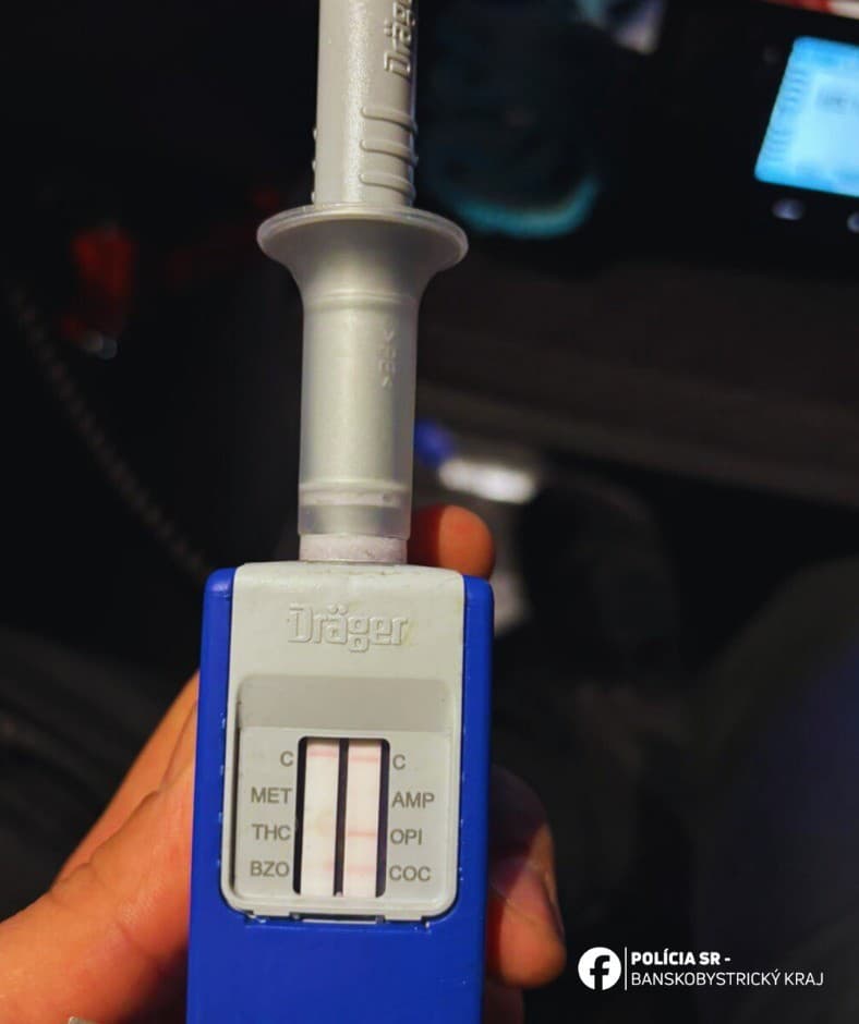Polícia zastavila 48-ročného vodiča pod vplyvom drog, v aute viezol aj dieťa.