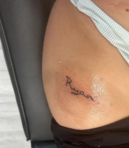 Nechala si vytetovať meno