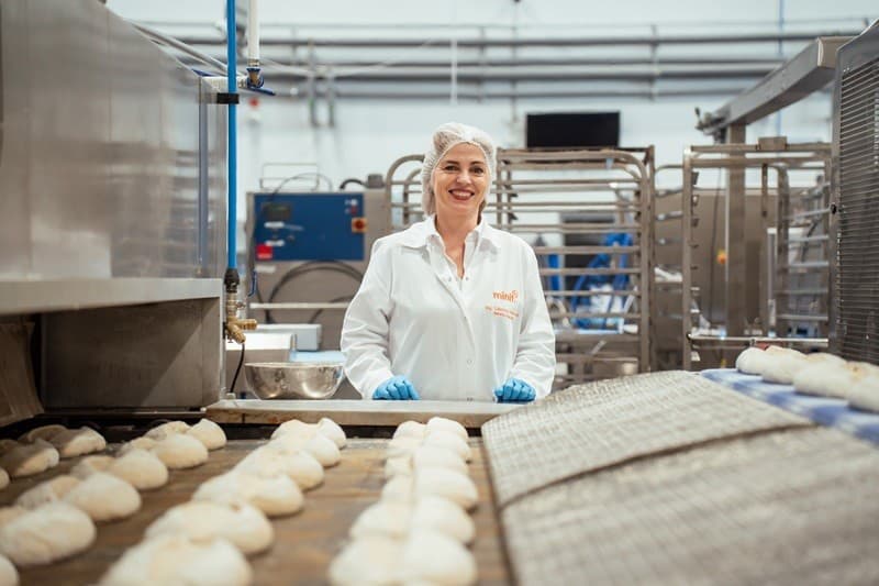 Ľubomíra Holešová  hovorí, že pri výrobe sa spoliehajú na tradičné remeselné postupy  