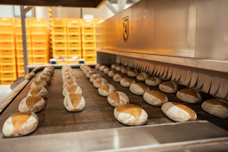 Kváskový pšeničný chlieb K- Z lásky k tradícii sa pečie zo slovenských surovín na horúcich kamenných platniach, zákazníci  ho nájdu v predajniach Kauflandu 