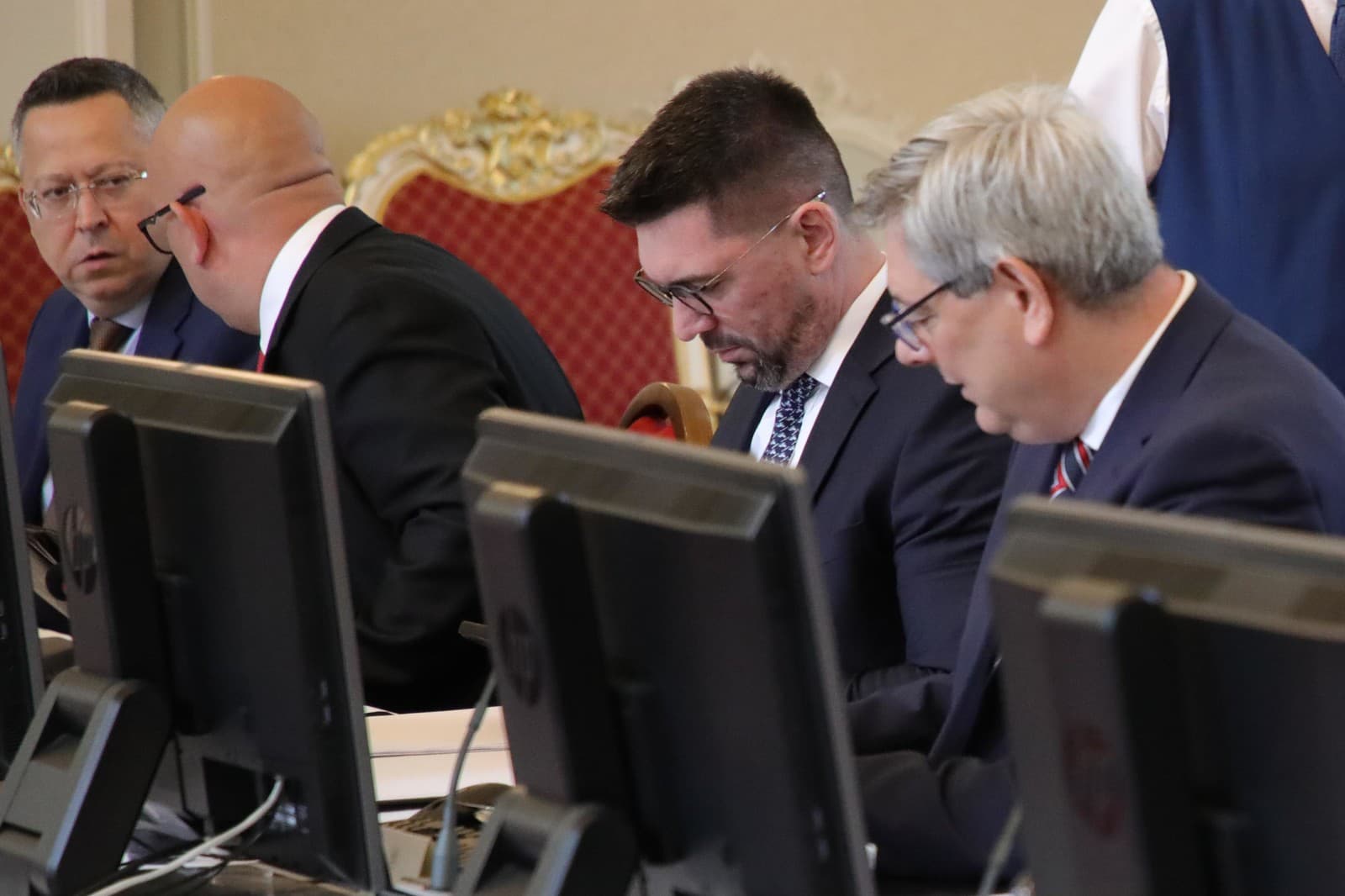 VÝPLATY politikov sú známe: