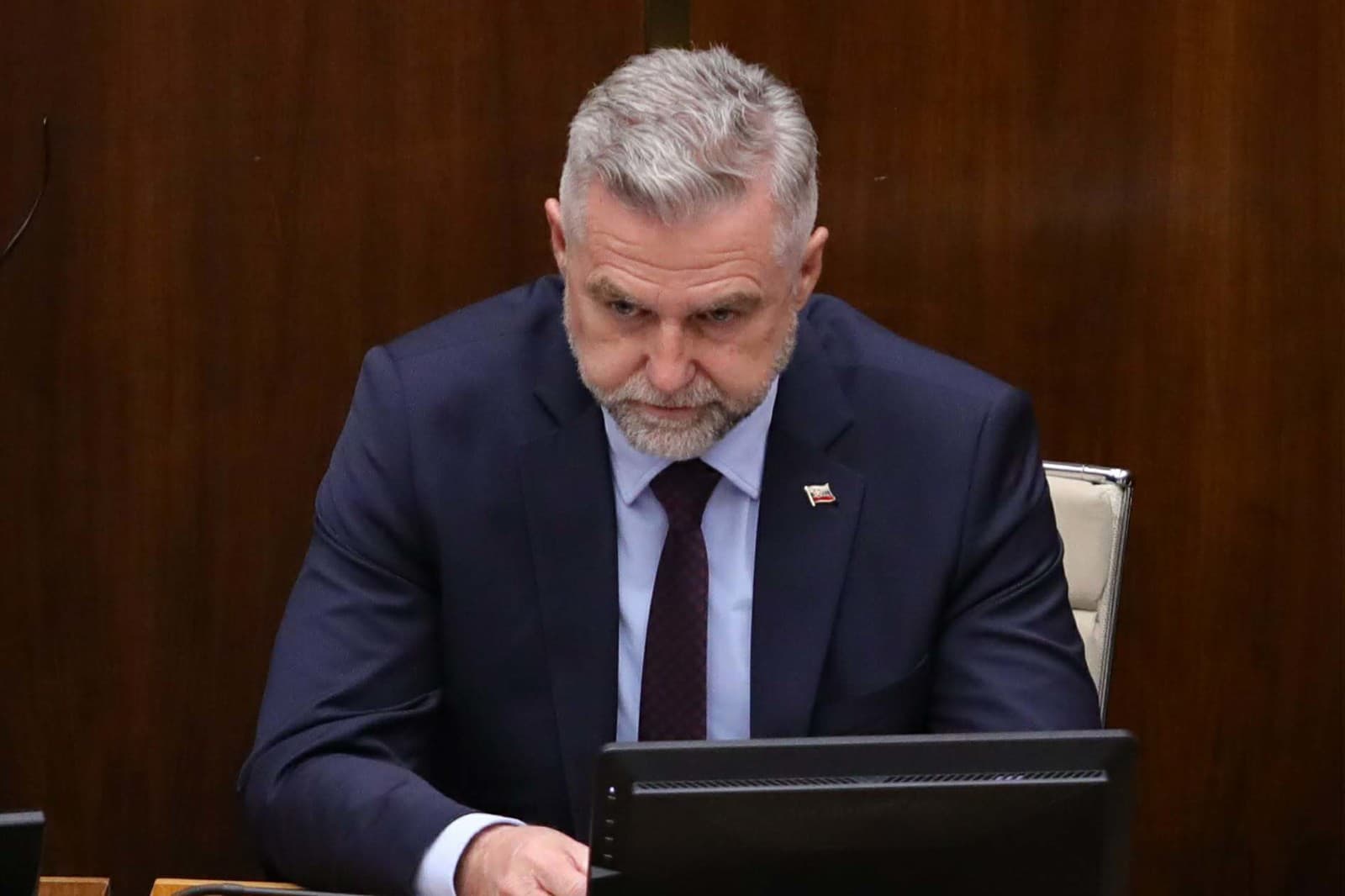 Poslanci NR SR hlasujú počas 43. schôdze o vetovanom zákone o transformácii ÚOO.