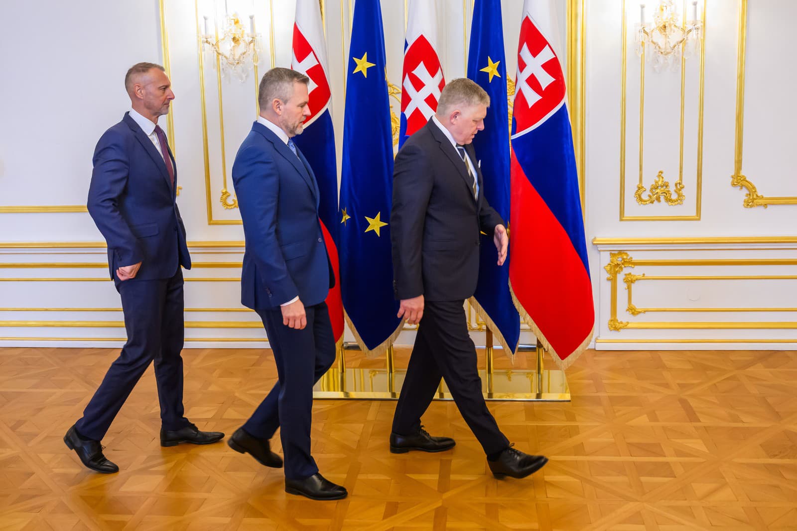 Na snímke prezident SR Peter Pellegrini (uprostred), predseda Národnej rady (NR) SR Richard Raši (vľavo, Hlas-SD) a predseda vlády SR Robert Fico (vpravo, Smer-SD) prichádzajú na obed troch najvyšších ústavných činiteľov, ktorý sa konal pri príležitosti 33. výročia vzniku samostatnej Slovenskej republiky na Bratislavskom hrade v Bratislave 10. januára 2026.