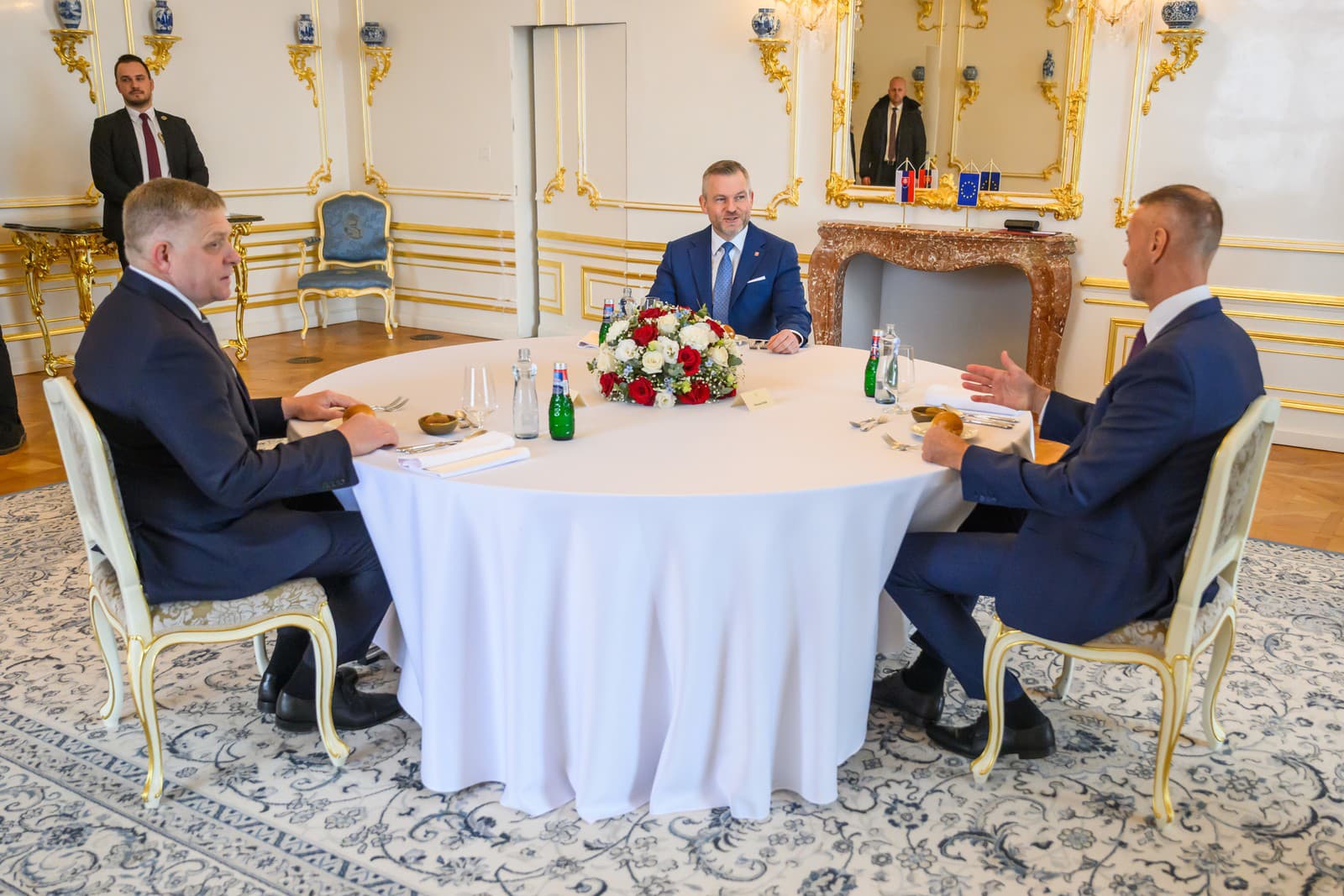 Na snímke prezident SR Peter Pellegrini (uprostred), predseda Národnej rady (NR) SR Richard Raši (vľavo, Hlas-SD) a predseda vlády SR Robert Fico (vpravo, Smer-SD) prichádzajú na obed troch najvyšších ústavných činiteľov, ktorý sa konal pri príležitosti 33. výročia vzniku samostatnej Slovenskej republiky na Bratislavskom hrade v Bratislave 10. januára 2026.